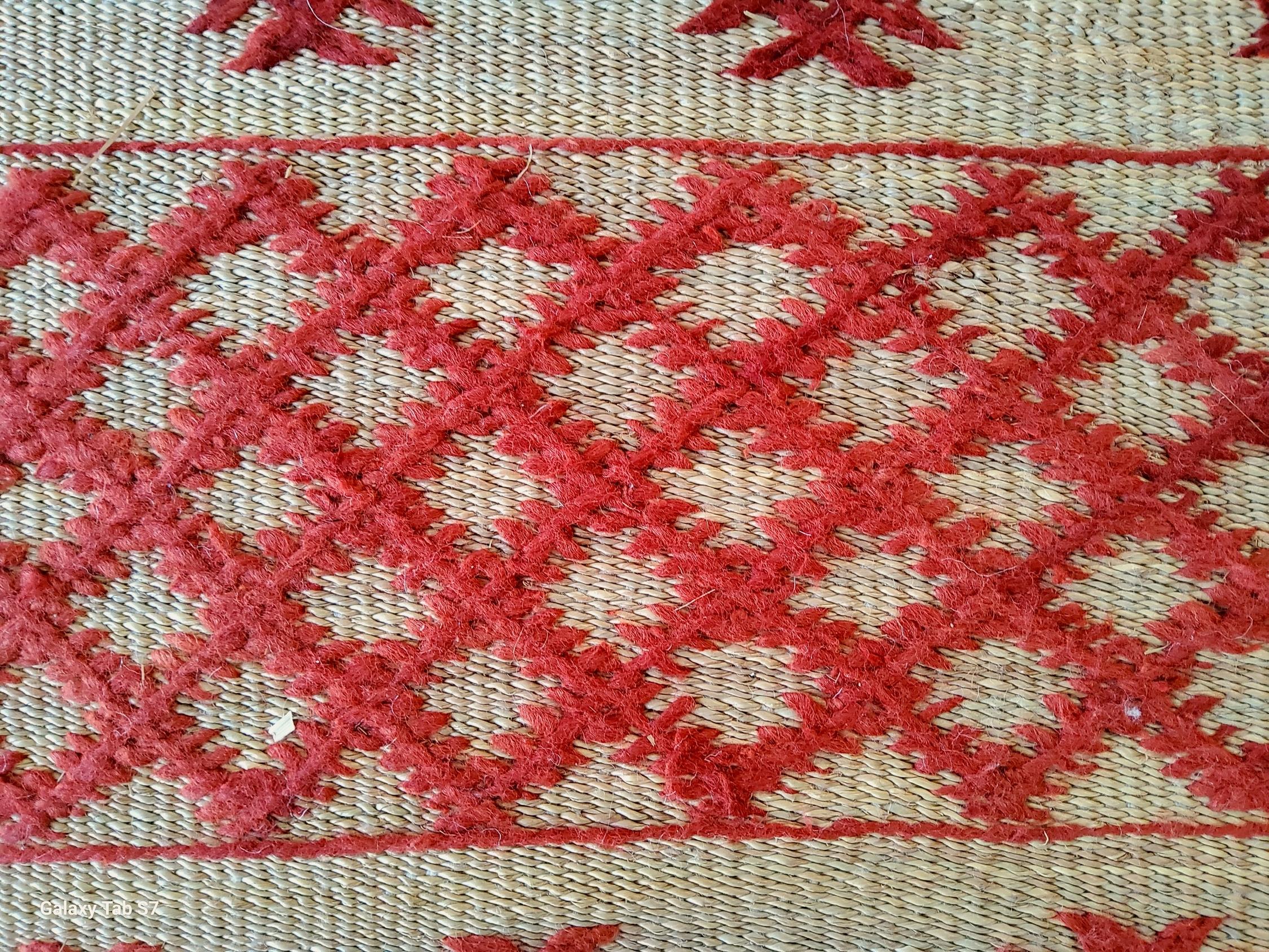 Stuoia Berbera Vintage anni '80 in Giunco e Lana – Marocco, 260 x 180 cm (Stammeskunst) im Angebot