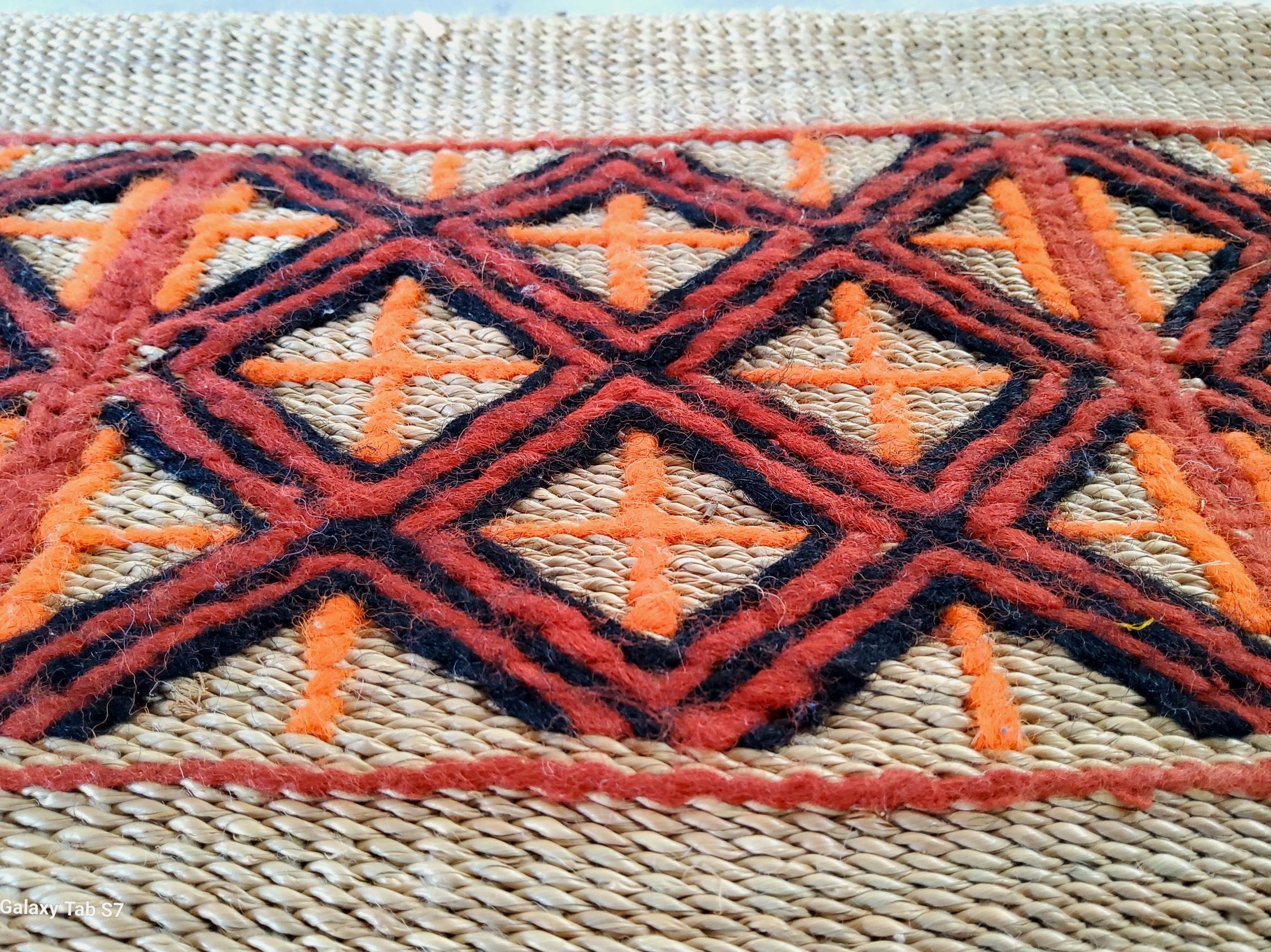 Stuoia Berbera Vintage anni '80 in Giunco e Lana – Marocco, 260 x 180 cm (Handgefertigt) im Angebot
