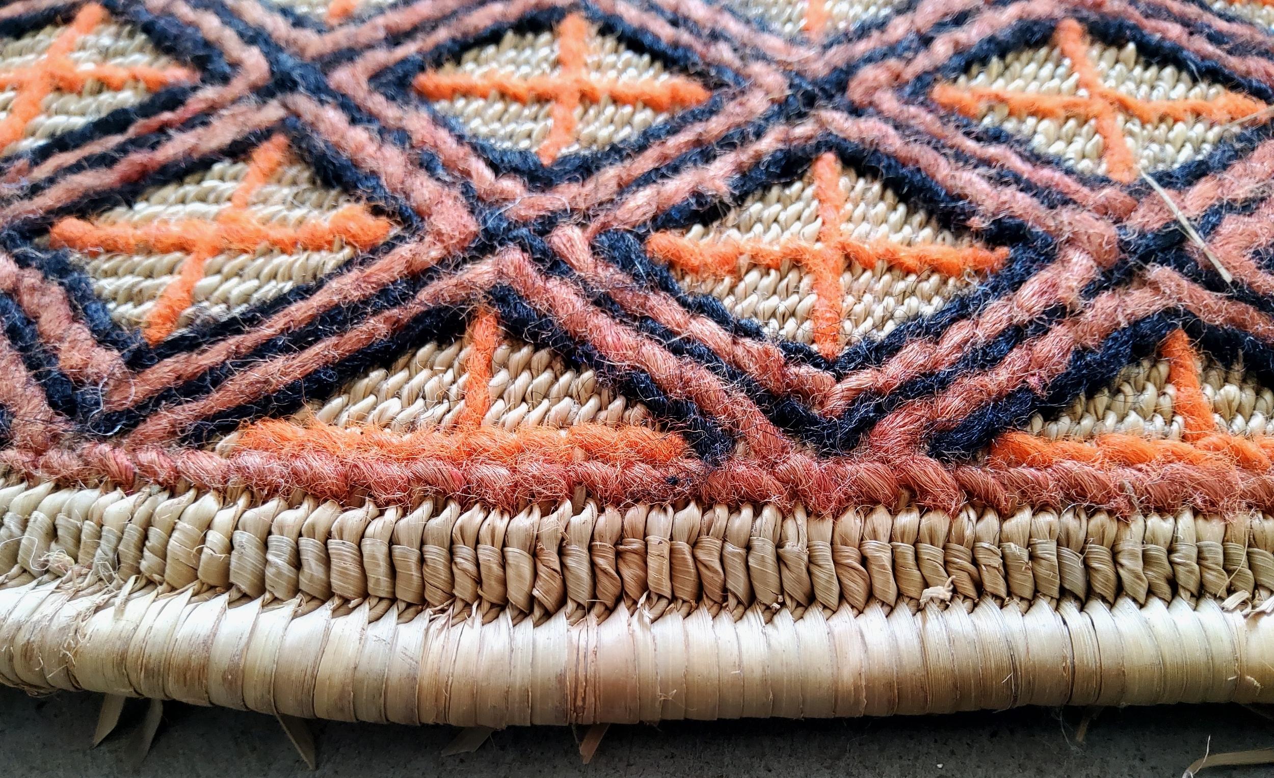 Stuoia Berbera Vintage anni '80 in Giunco e Lana – Marocco, 260 x 180 cm (Late 20th Century) im Angebot