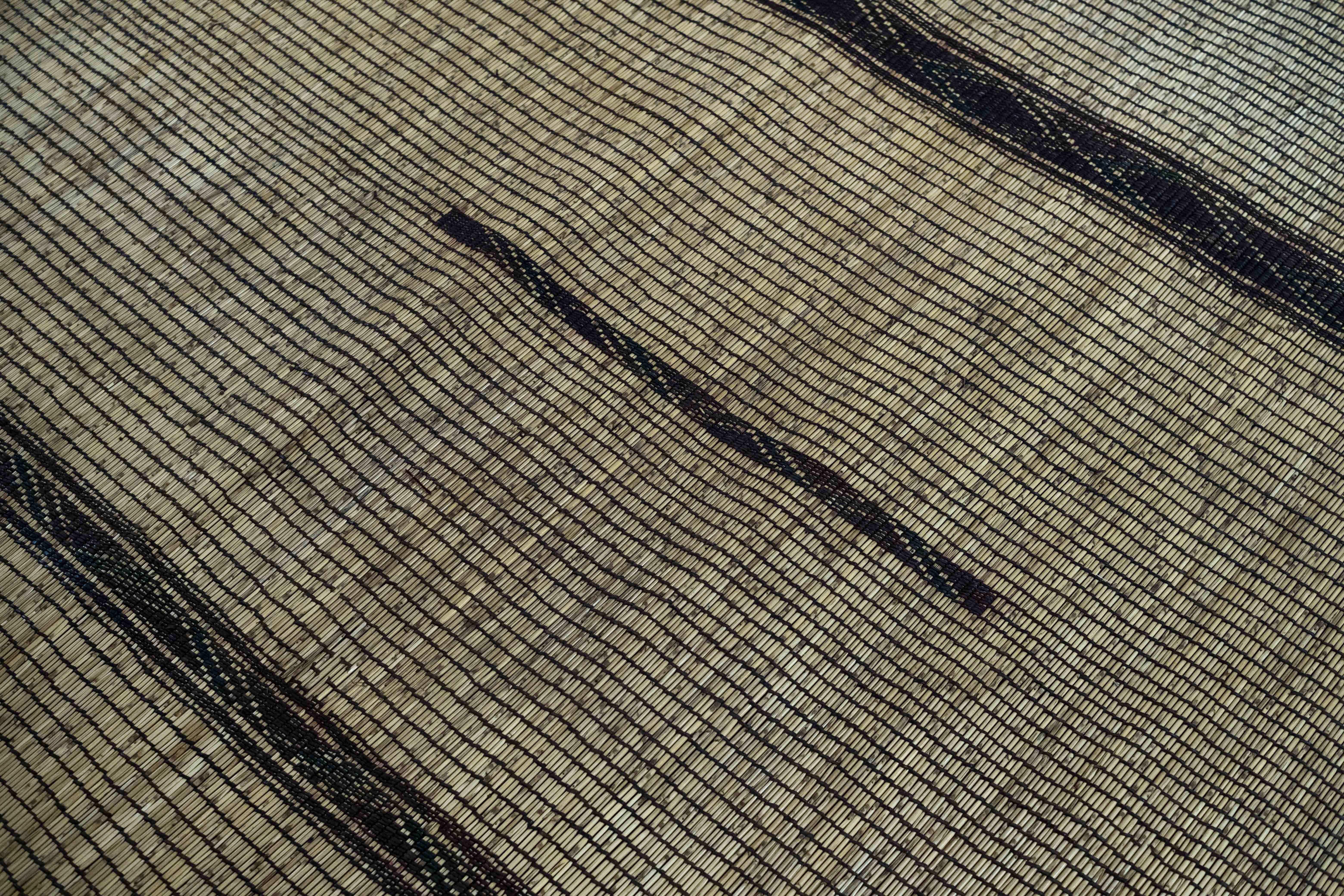 Autentica stuoia Tuareg realizzata a mano nel Sahara occidentale negli anni ’80, intrecciando cuoio naturale intagliato e listelli di legno di palma. Questo manufatto proviene dalle comunità nomadi della Mauritania e del sud del Marocco, dove veniva