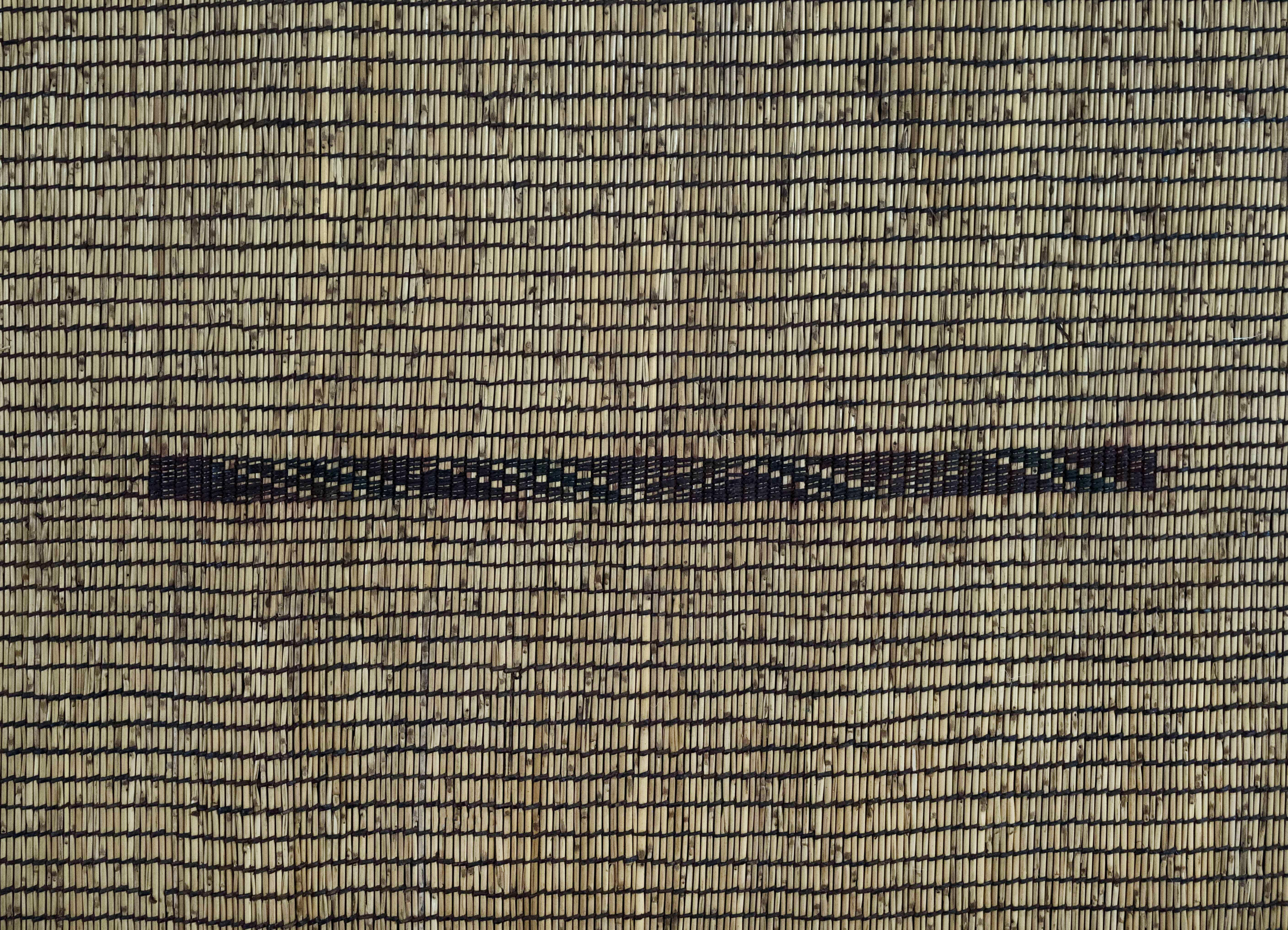 Tribal Stuoia Tuareg Vintage Sahara Anni ’80 Cuoio e Legno Intrecciato 473x281 cm For Sale