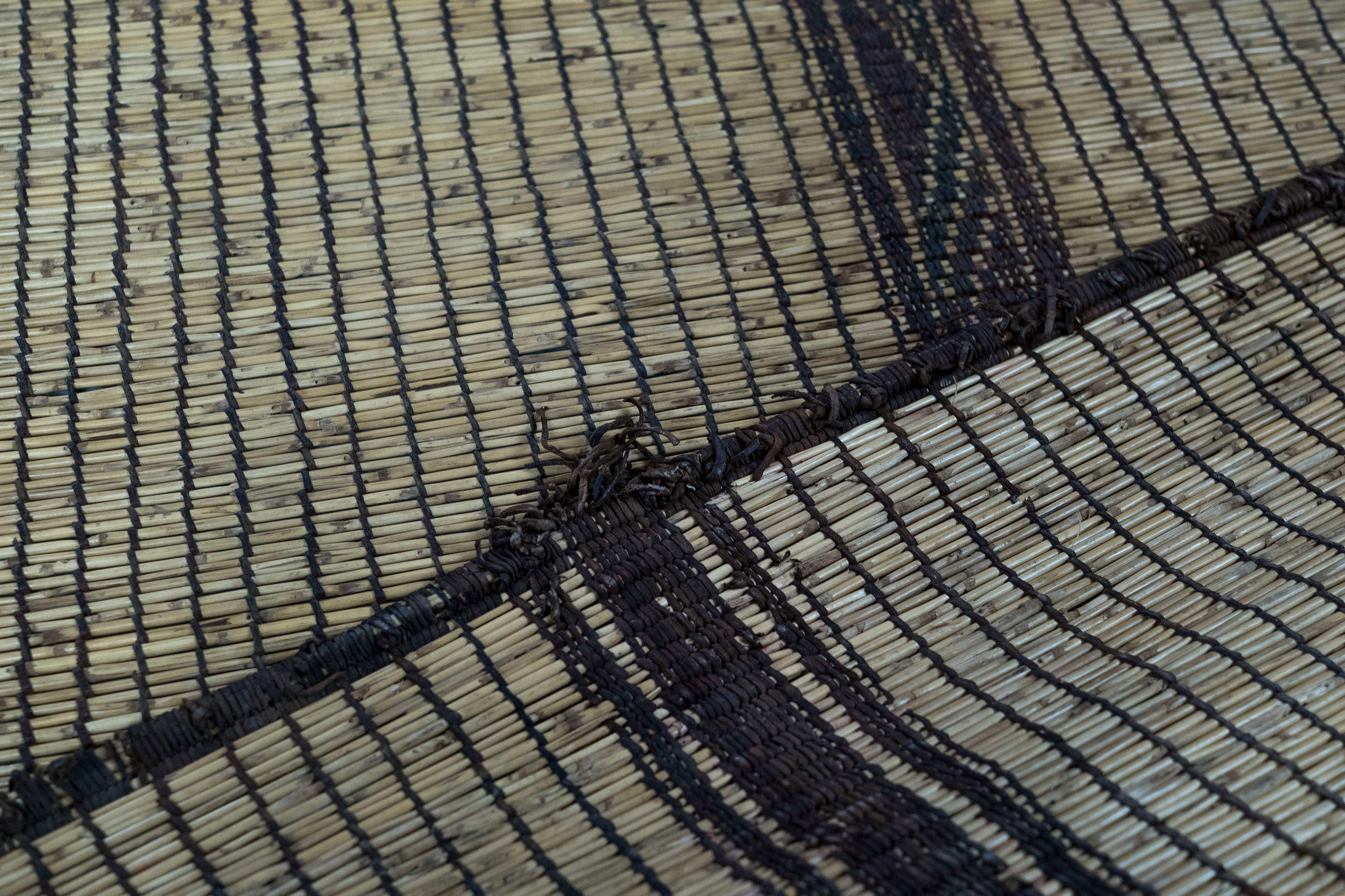Stuoia Tuareg Vintage Sahara Anni ’80 Cuoio e Legno Intrecciato 473x281 cm In Good Condition For Sale In Loria, IT