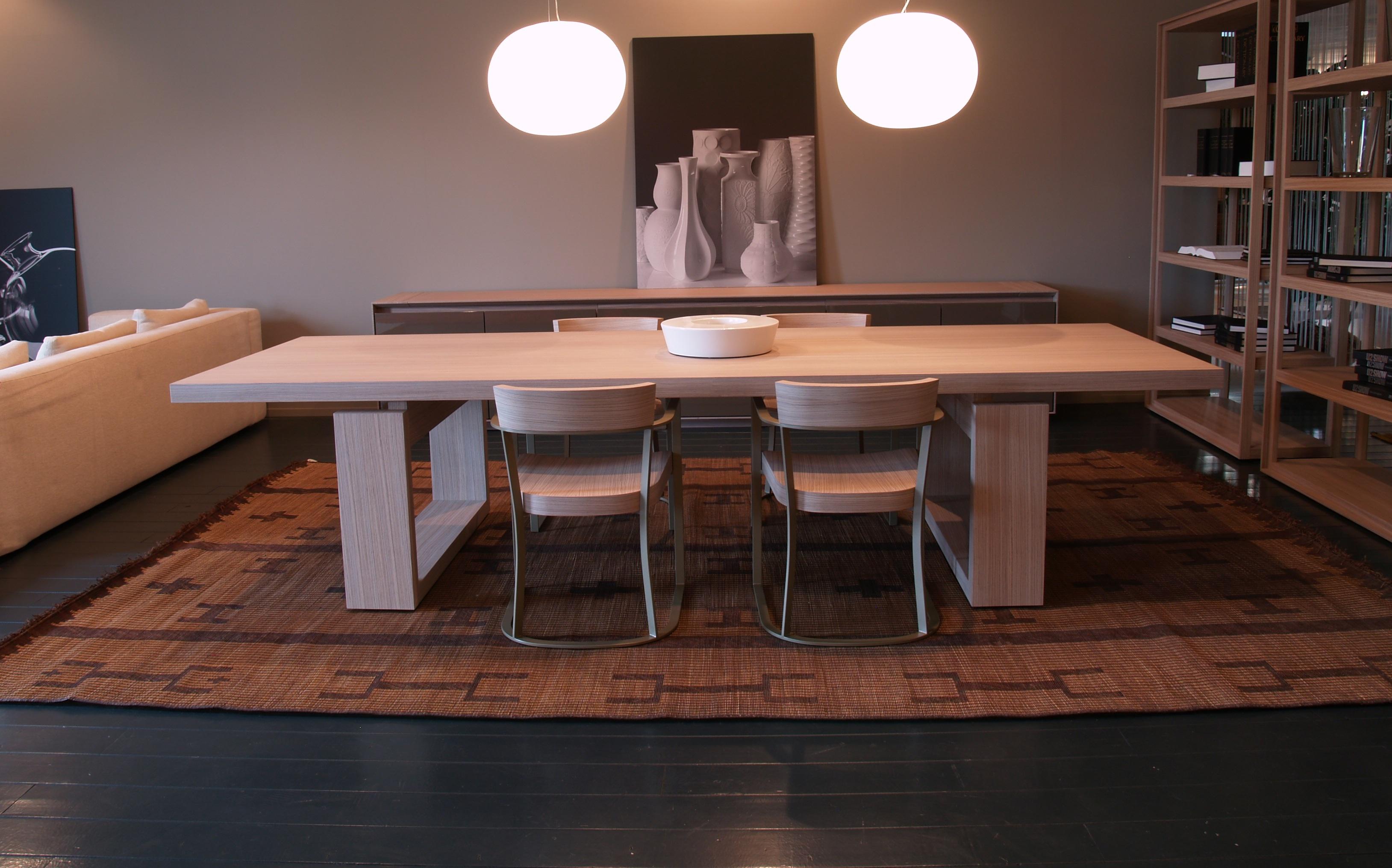 Questa stuoia Tuareg degli anni ’70 è un magnifico esempio di artigianato nomade del Sahara, intrecciata interamente a mano con giunco naturale e strisce di pelle secondo tecniche antiche custodite dalle comunità Tuareg. Il suo sofisticato