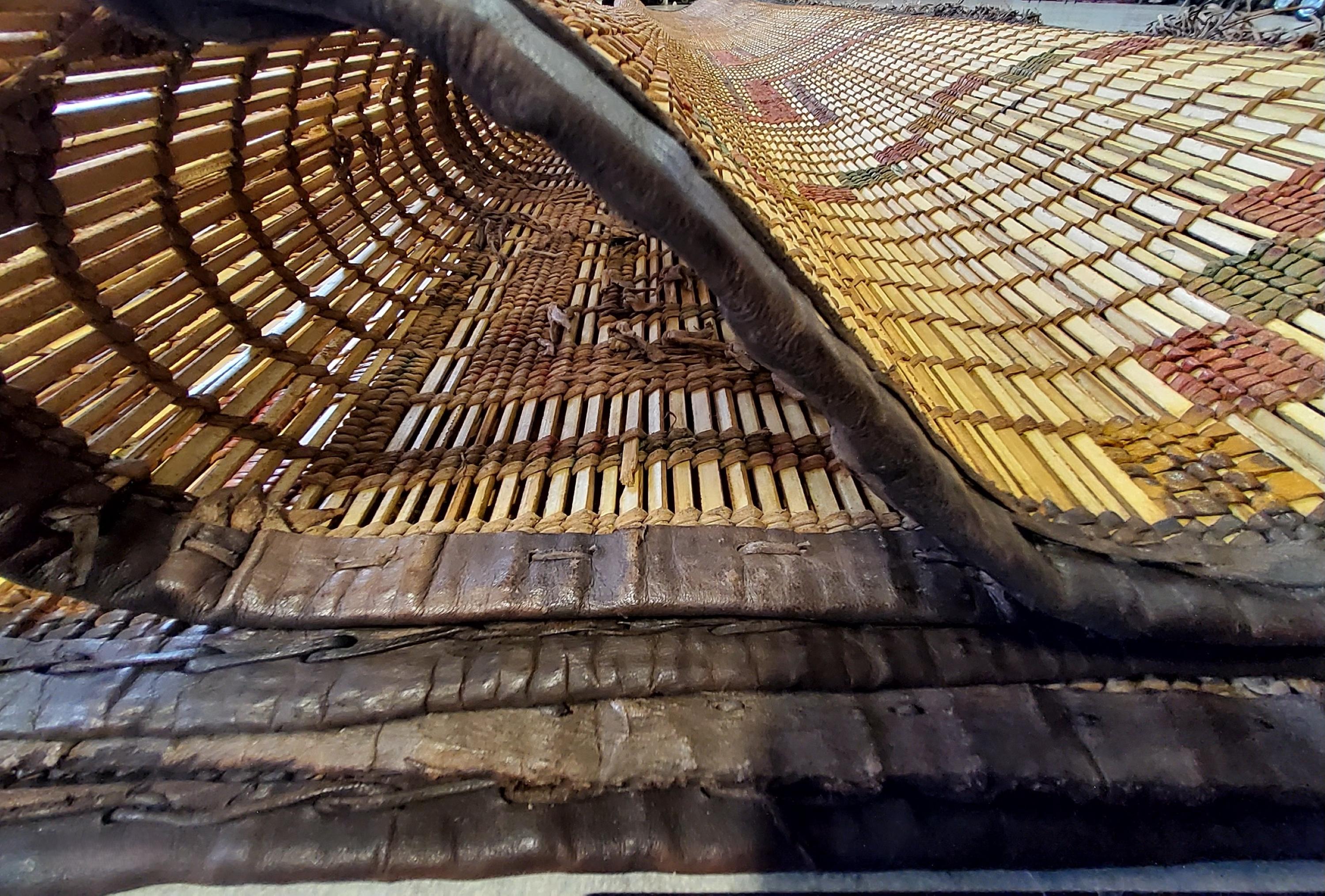 Stuoia Tuareg Anni ’70  Intreccio in Giunco e Pelle  453×290 cm For Sale 1