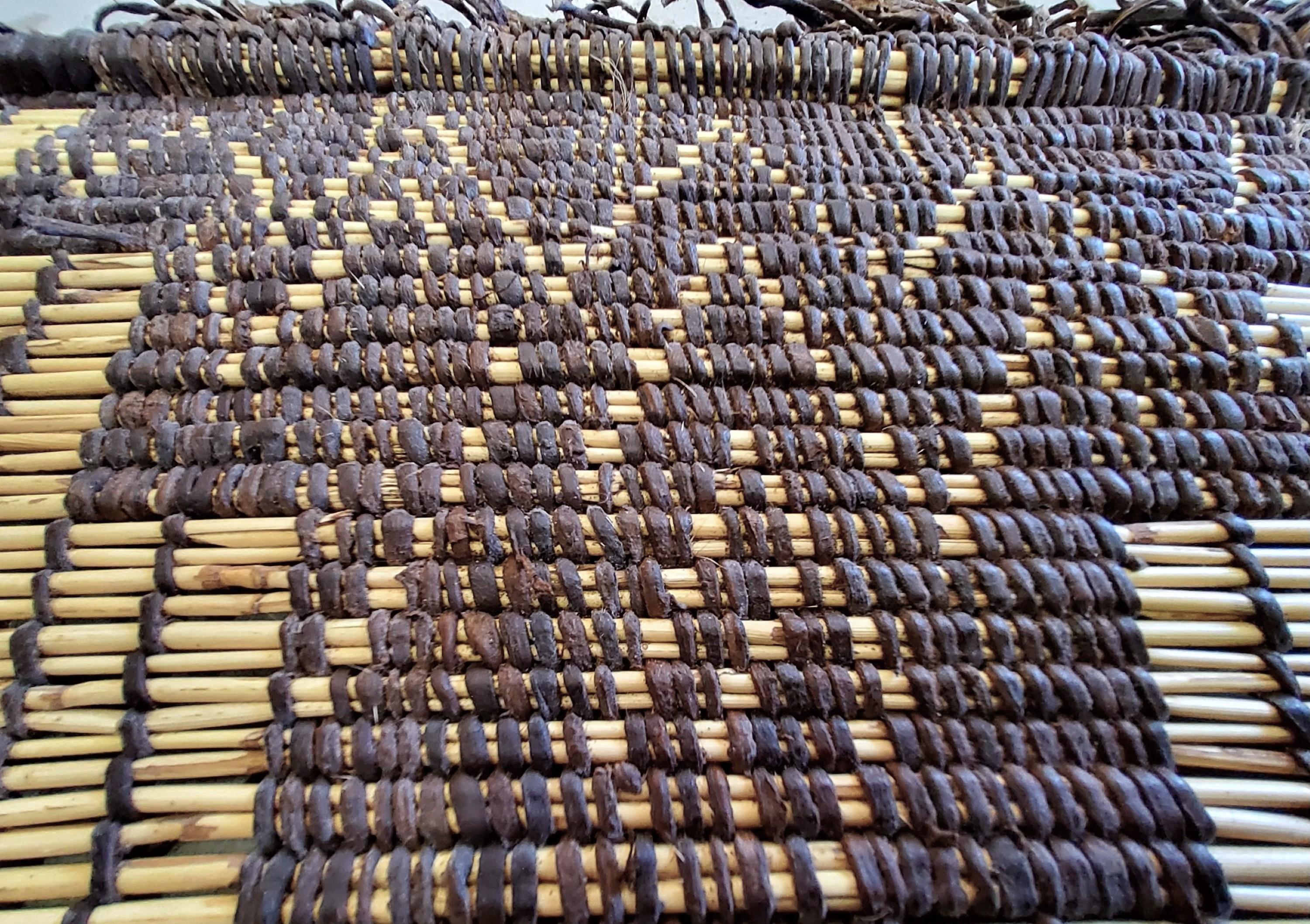 Stuoia Tuareg Berbera Anni ’70 in giunco e pelle intrecciata a mano 500×275 cm For Sale 2