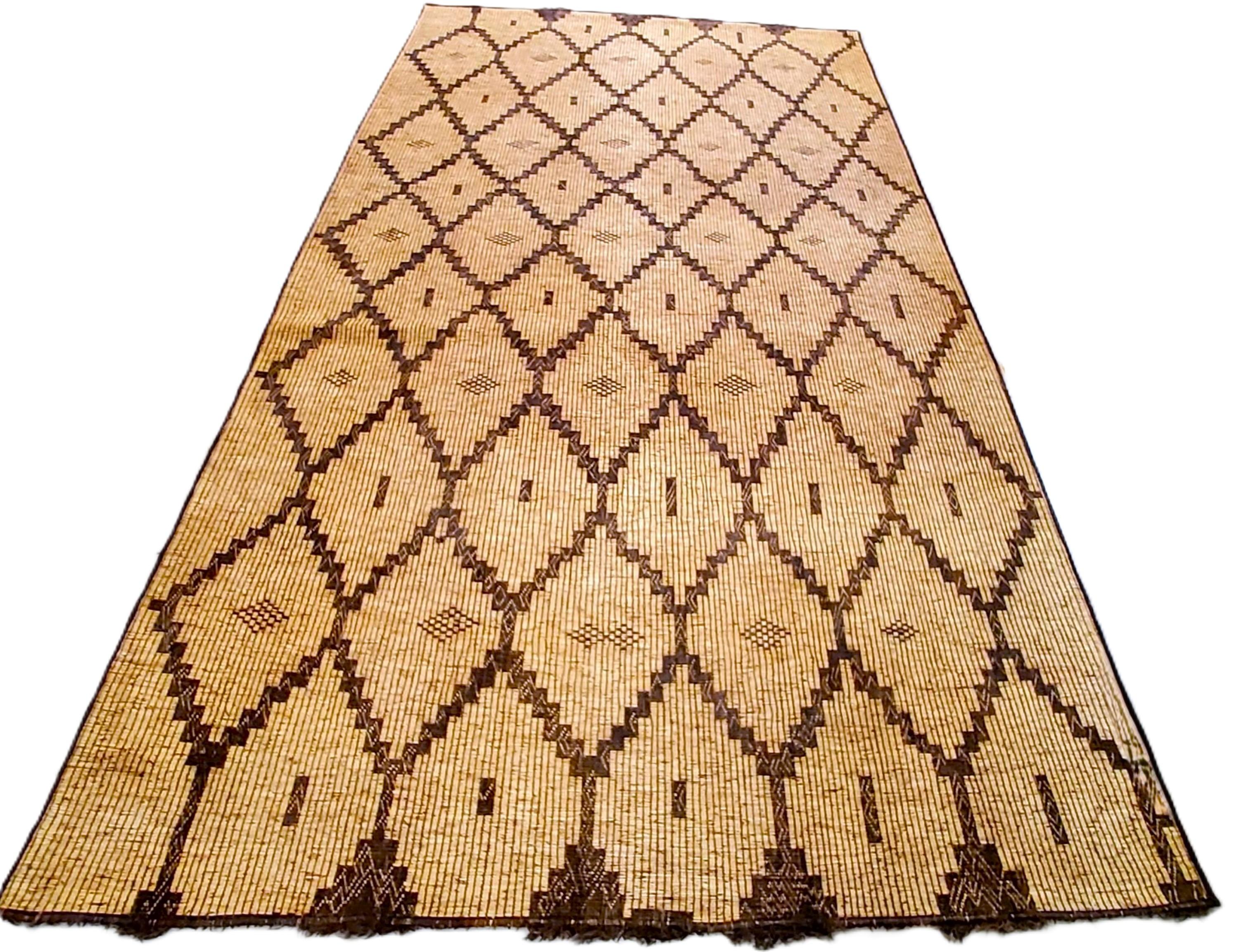 Mauritanian Stuoia Tuareg Berbera Anni ’70 in giunco e pelle intrecciata a mano 500×275 cm For Sale