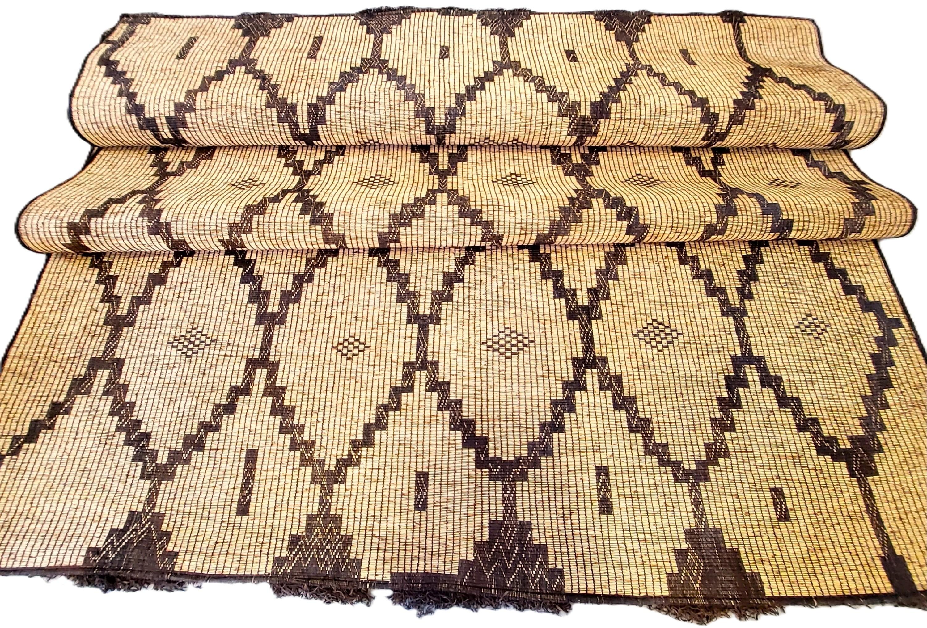 Hand-Knotted Stuoia Tuareg Berbera Anni ’70 in giunco e pelle intrecciata a mano 500×275 cm For Sale