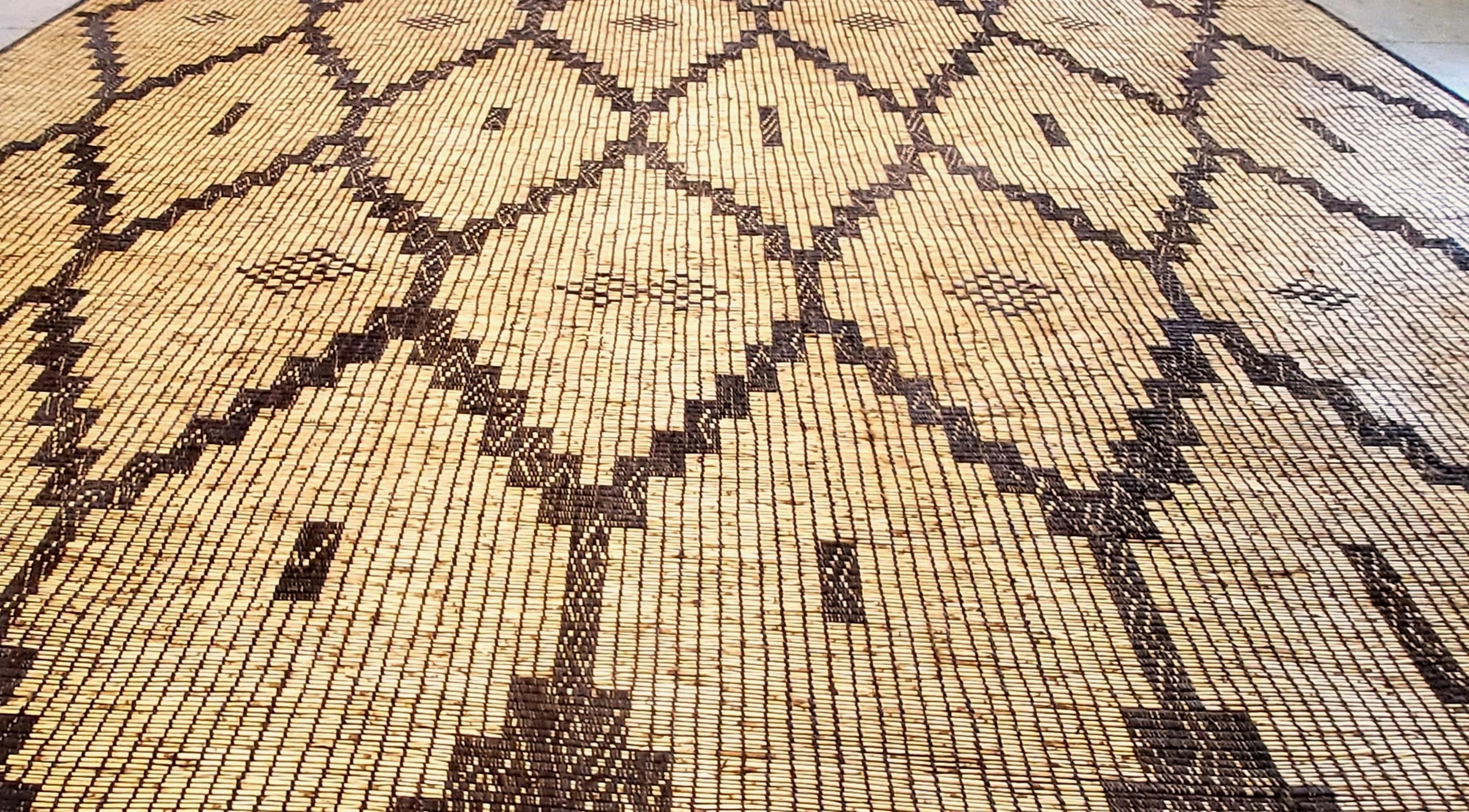Stuoia Tuareg Berbera Anni ’70 in giunco e pelle intrecciata a mano 500×275 cm In Good Condition For Sale In Loria, IT