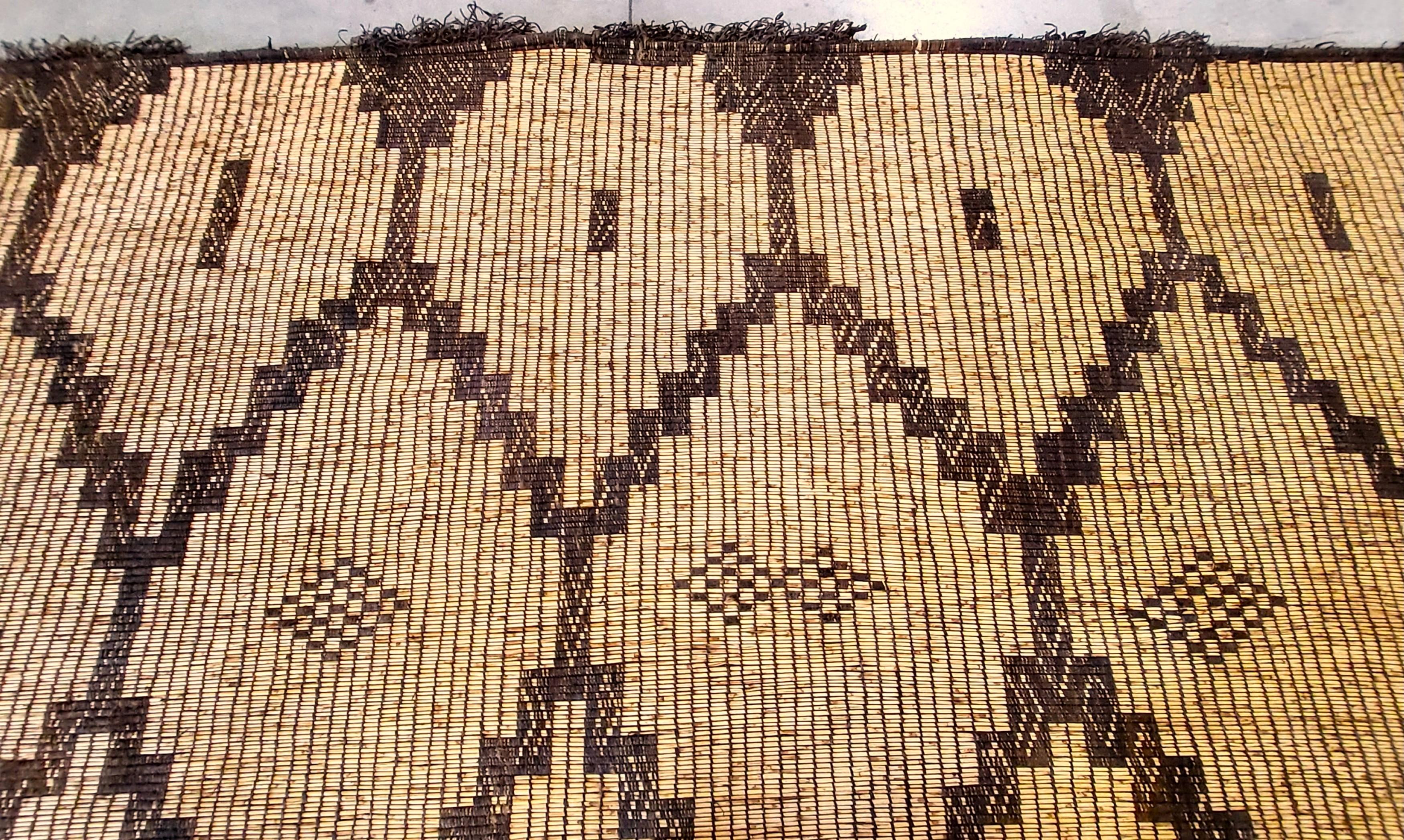 20th Century Stuoia Tuareg Berbera Anni ’70 in giunco e pelle intrecciata a mano 500×275 cm For Sale