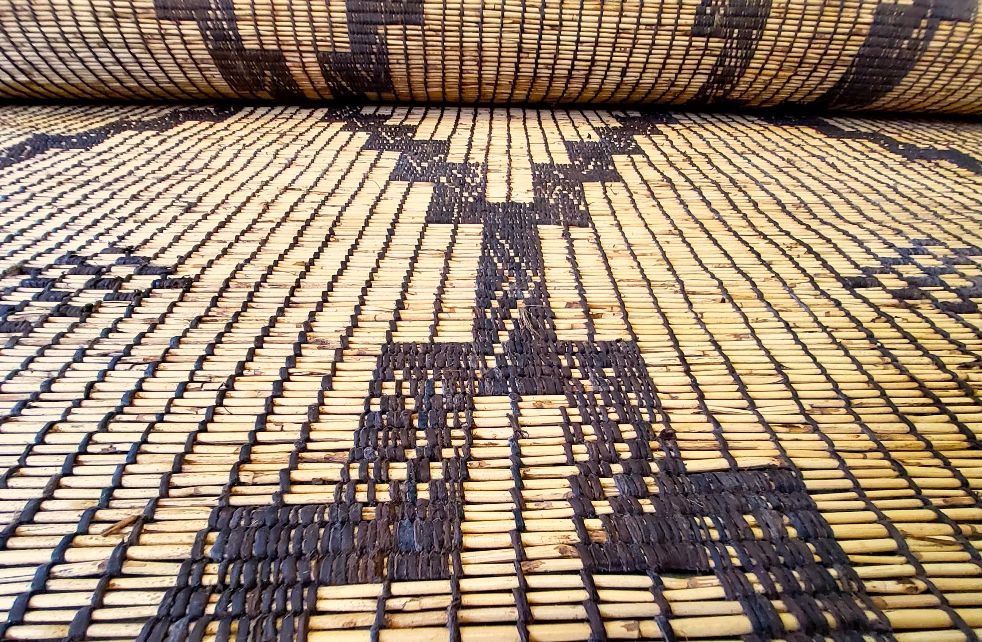 Leather Stuoia Tuareg Berbera Anni ’70 in giunco e pelle intrecciata a mano 500×275 cm For Sale