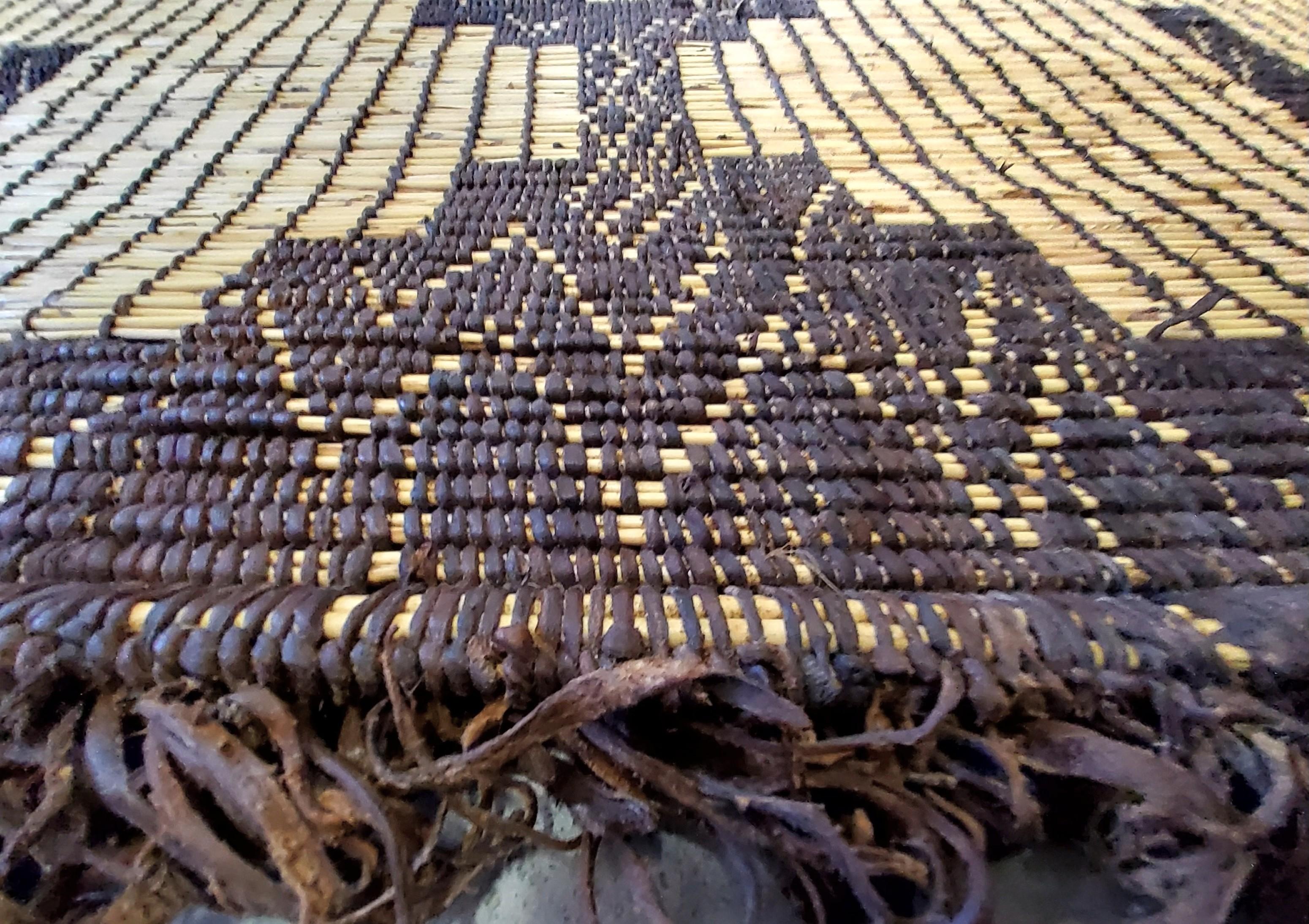 Stuoia Tuareg Berbera Anni ’70 in giunco e pelle intrecciata a mano 500×275 cm For Sale 1