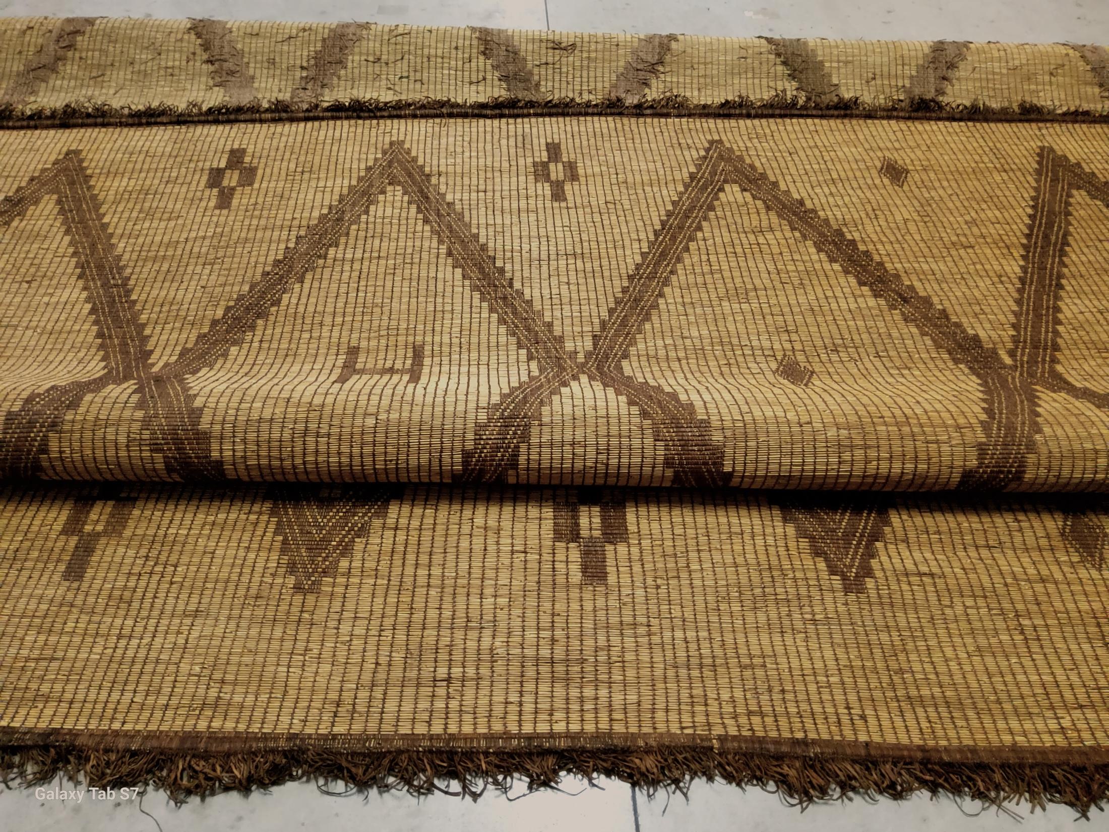 Fatto a mano Stuoia Tuareg Berbera vintage anni '70 in Giunco e Pelle, Mauritania, 380x305 cm in vendita