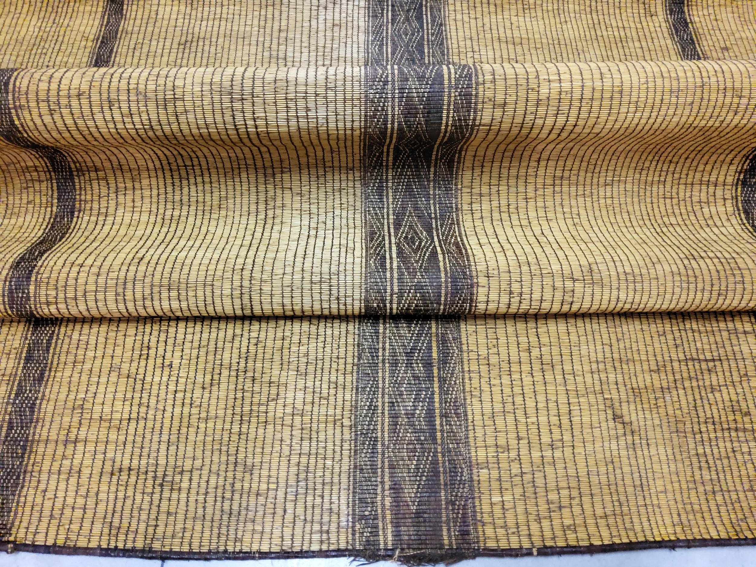 Vintage Mauritanian Berber Tuareg Mat Manufatta in Natural Leather and Wood In Good Condition For Sale In Loria, IT