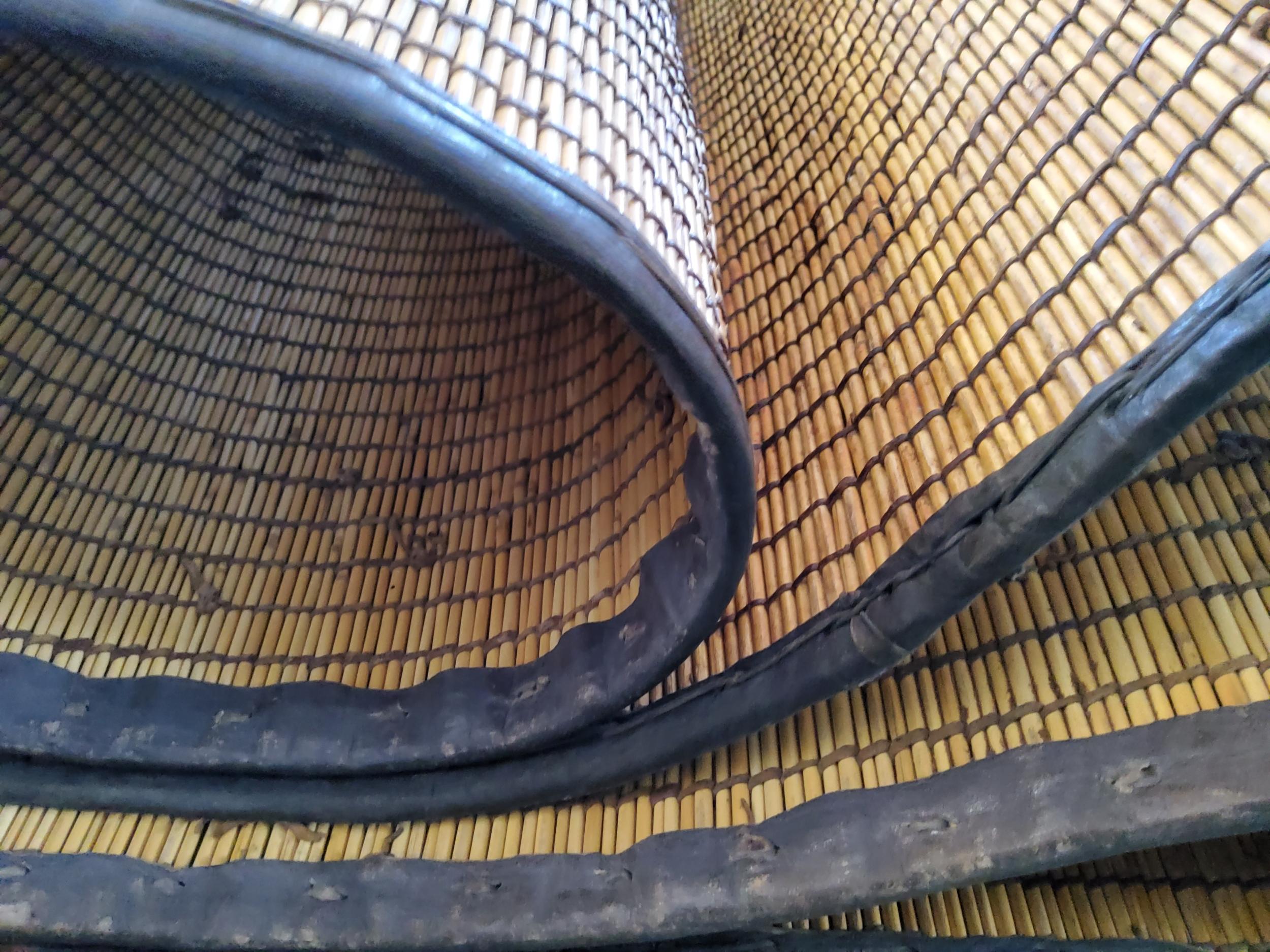 Stuoia Tuareg Berbera Mauritana Vintage Manufatto in Pelle e Legno Naturali In Good Condition In Loria, IT
