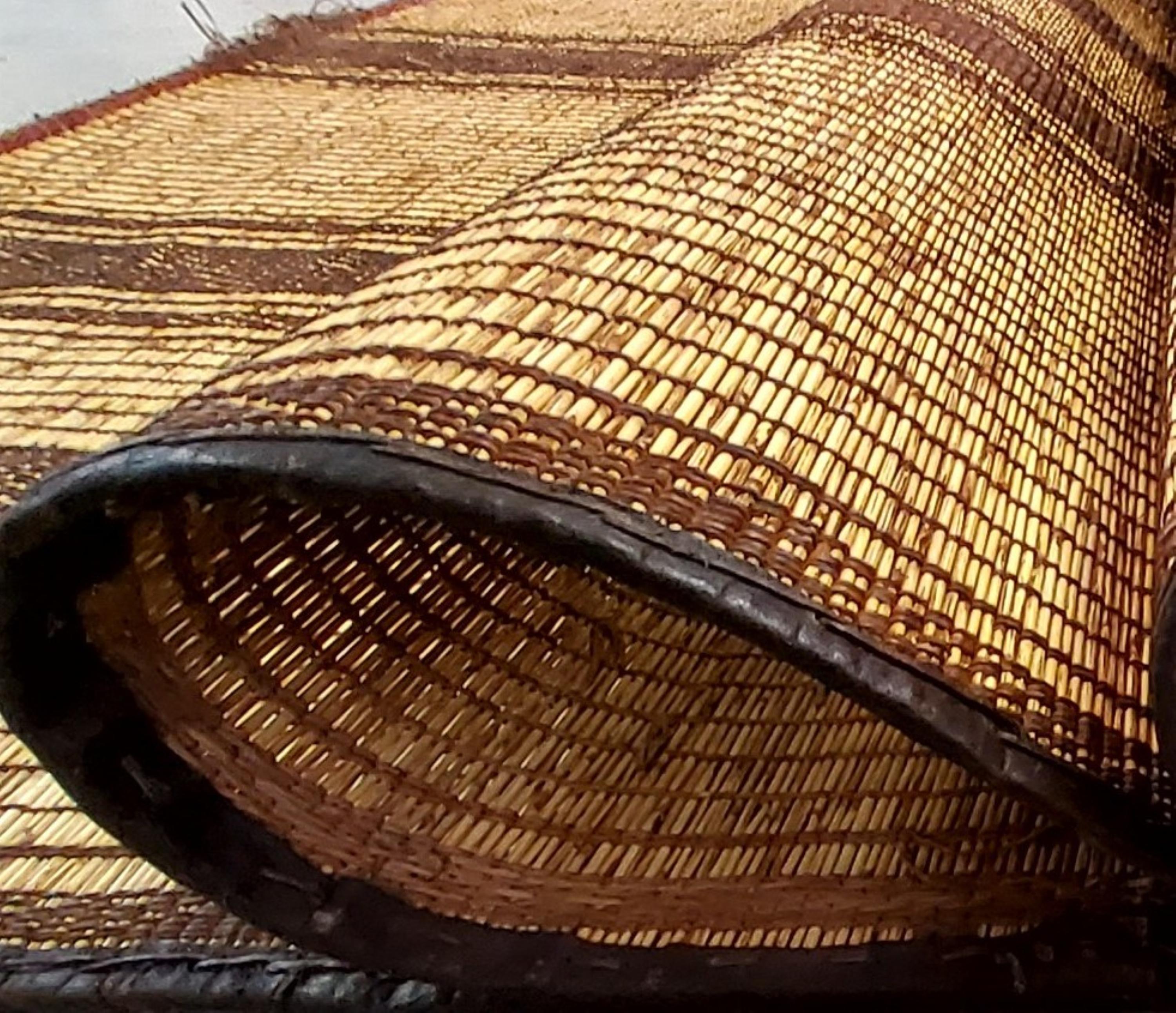 Stuoia Tuareg Berbera Vintage. Anni ’70  Intreccio Giunco e Pelle 347×198 cm For Sale 2