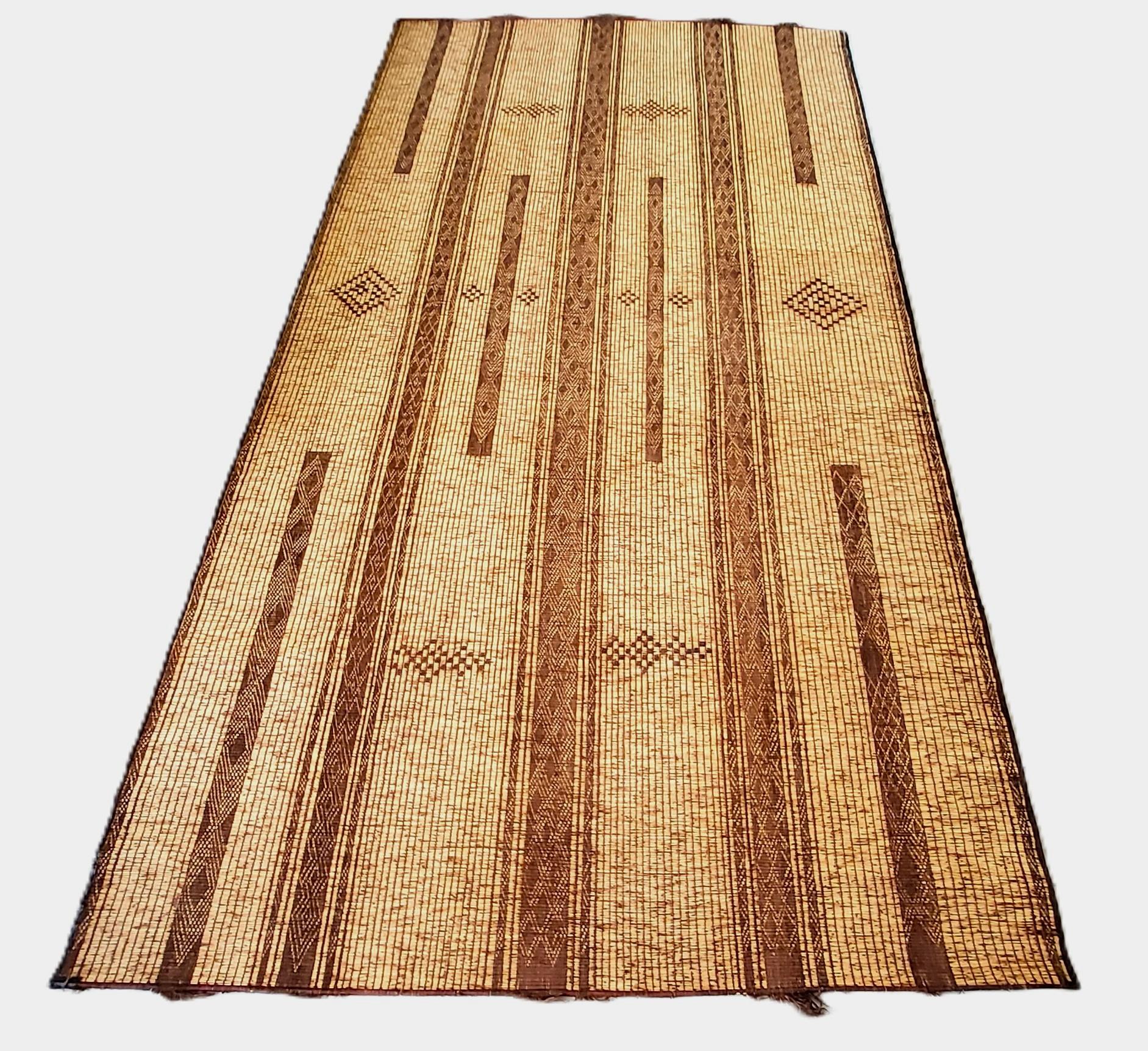 Mauritanian Stuoia Tuareg Berbera Vintage. Anni ’70  Intreccio Giunco e Pelle 347×198 cm For Sale