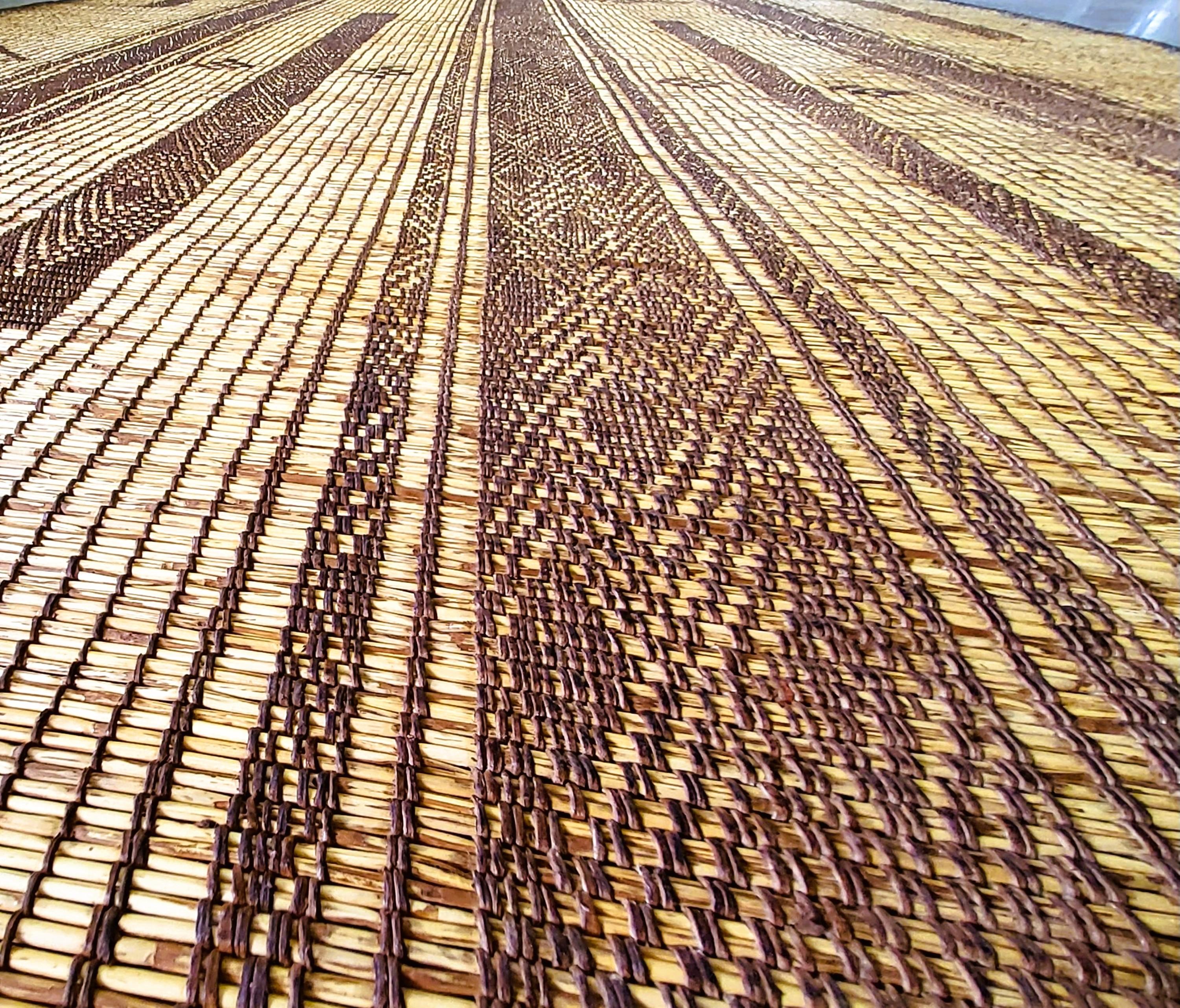 Stuoia Tuareg Berbera Vintage. Anni ’70  Intreccio Giunco e Pelle 347×198 cm In Good Condition For Sale In Loria, IT