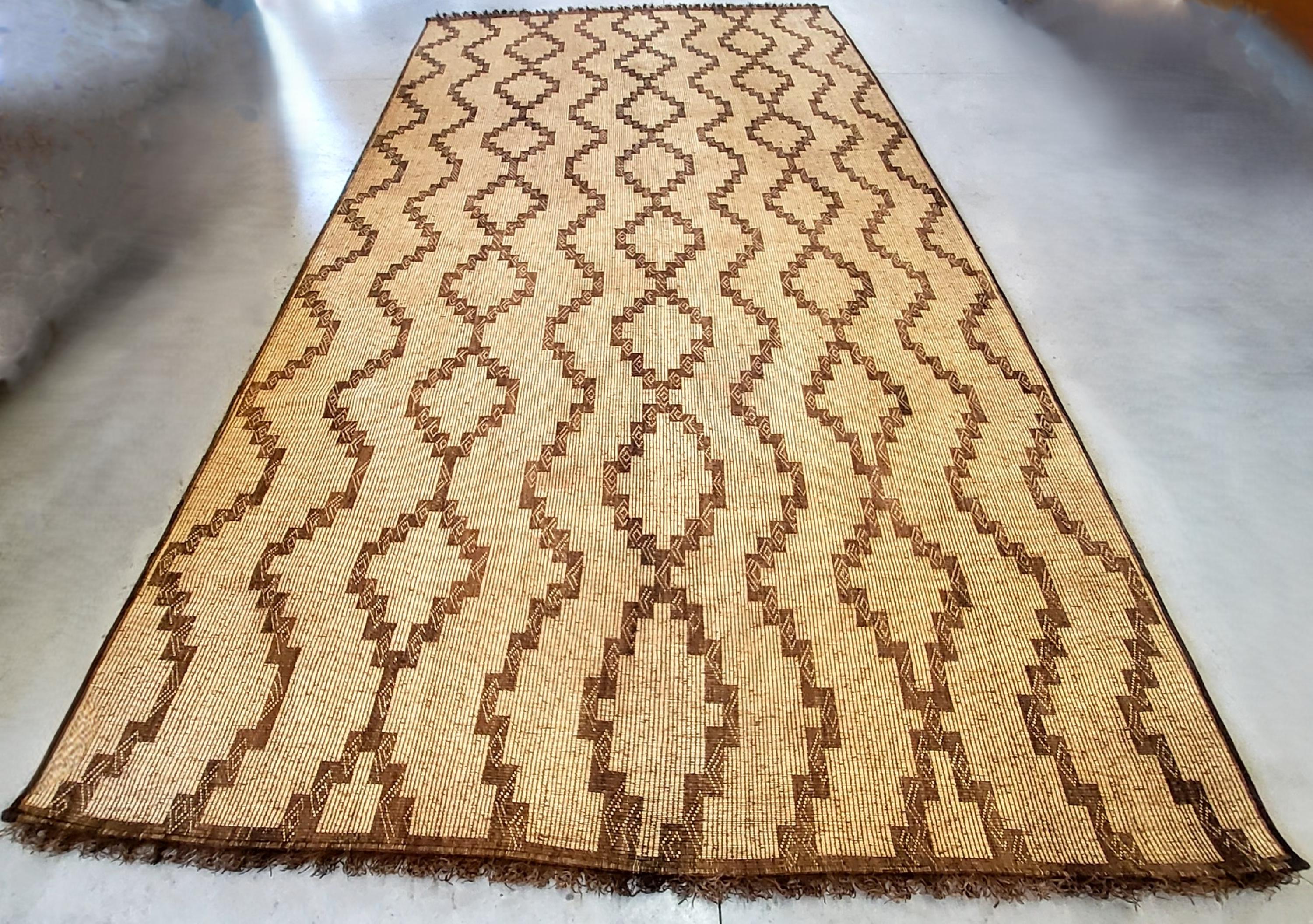 Mauritanian Stuoia Tuareg Berbera Vintage Anni ’70  Intreccio Giunco e Pelle 480×265 cm For Sale