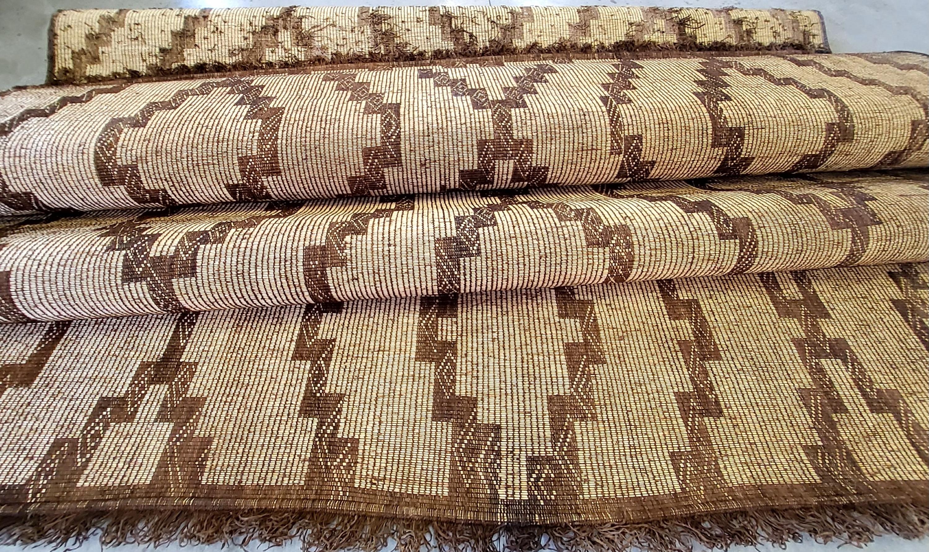 Hand-Knotted Stuoia Tuareg Berbera Vintage Anni ’70  Intreccio Giunco e Pelle 480×265 cm For Sale