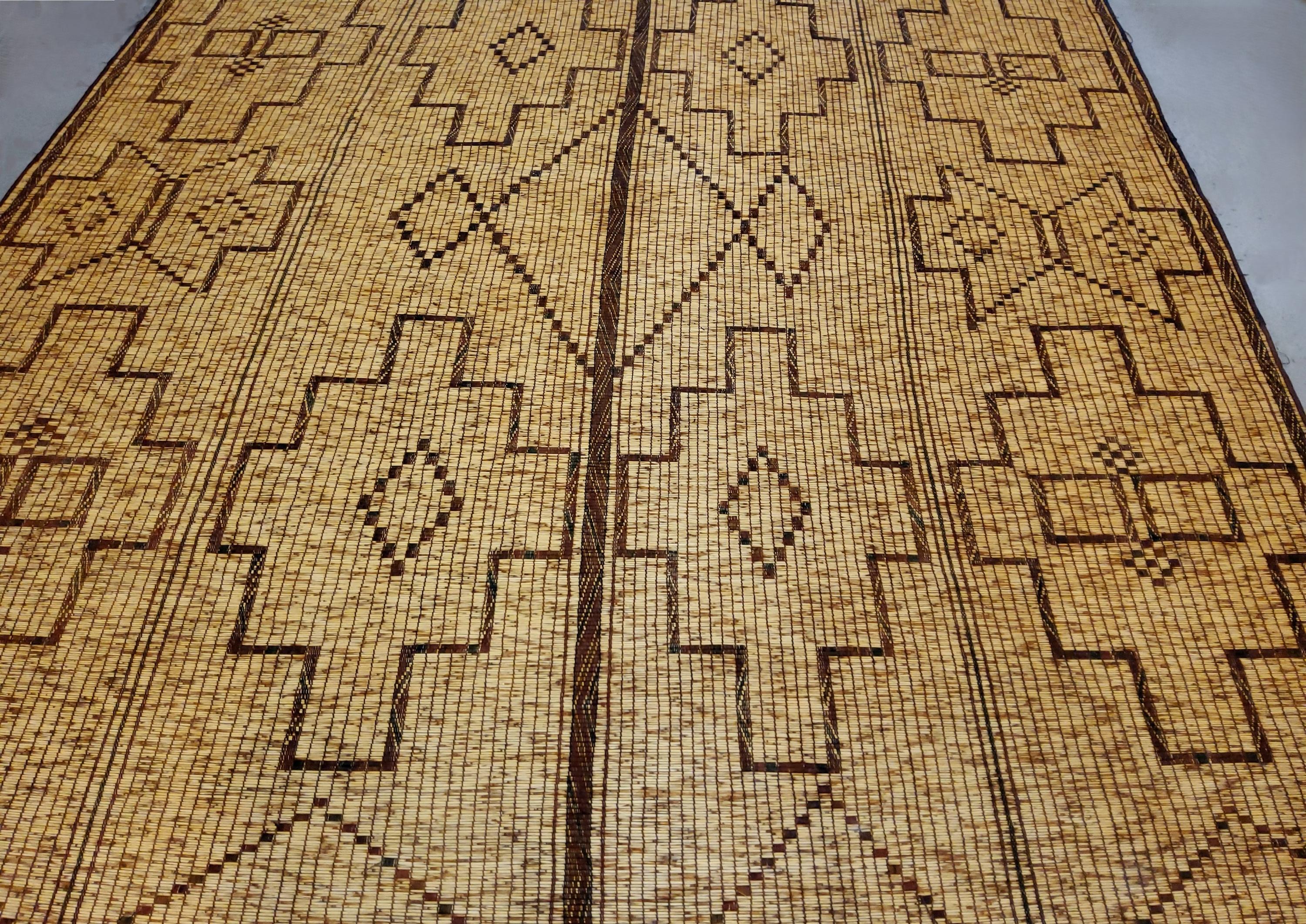 Fatto a mano Stuoia Tuareg Berbera Vintage Manufatta in Pelle e Legno naturali in vendita