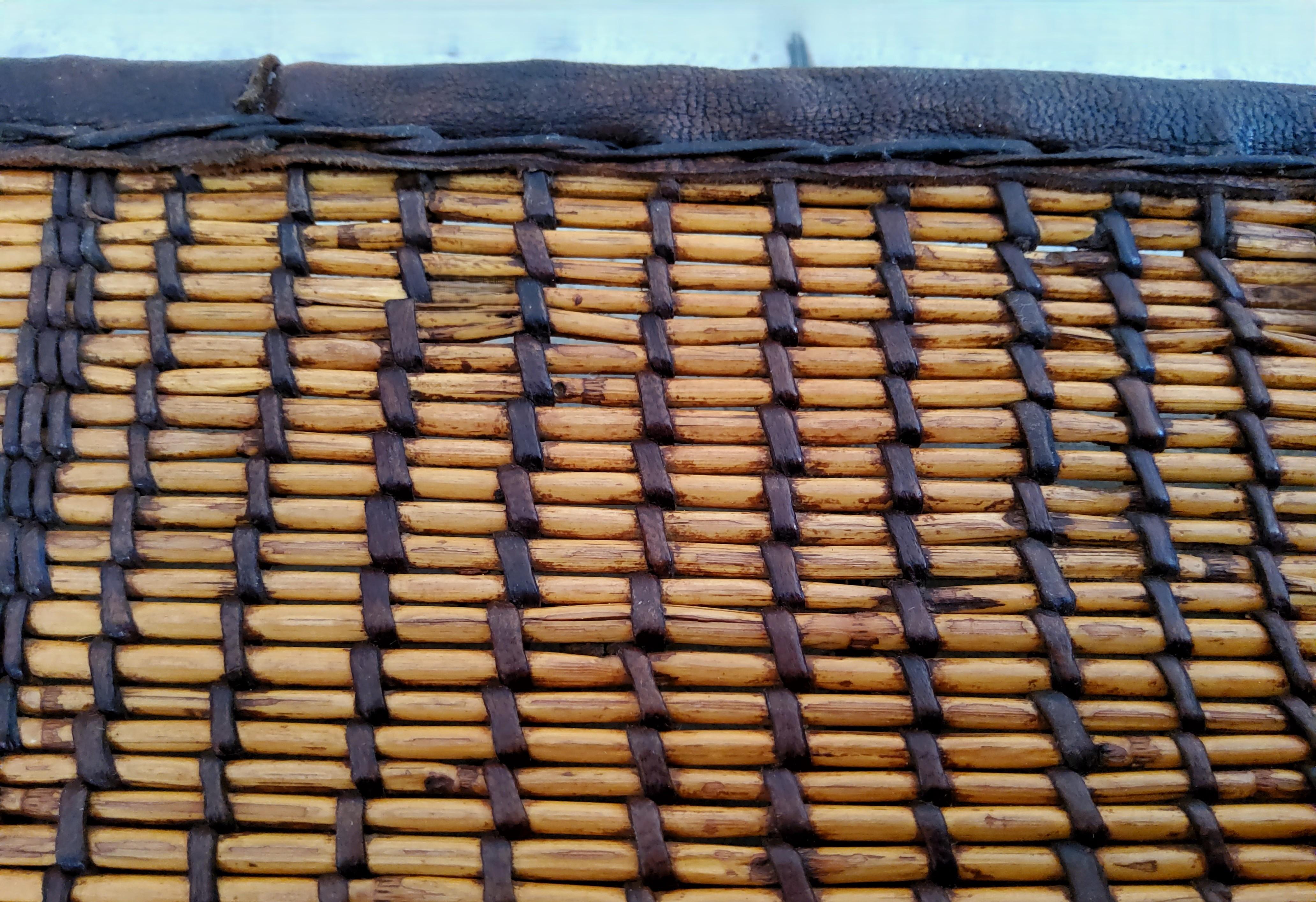 Handmade Tuareg Mat in Sahara Mauritanian Vintage Carpet in Wood and Leather For Sale 4