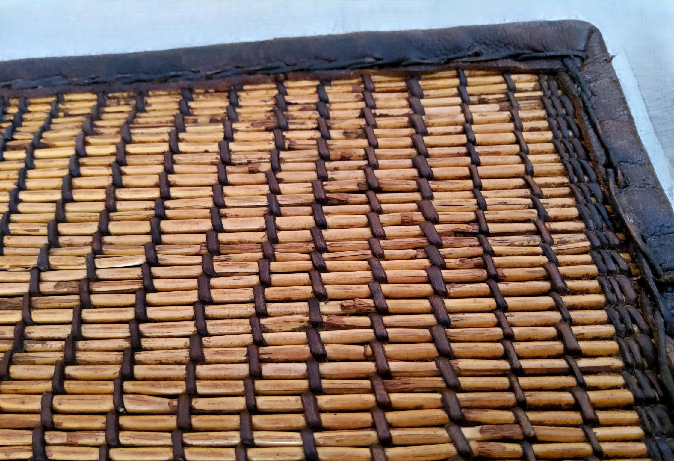 Handmade Tuareg Mat in Sahara Mauritanian Vintage Carpet in Wood and Leather For Sale 5