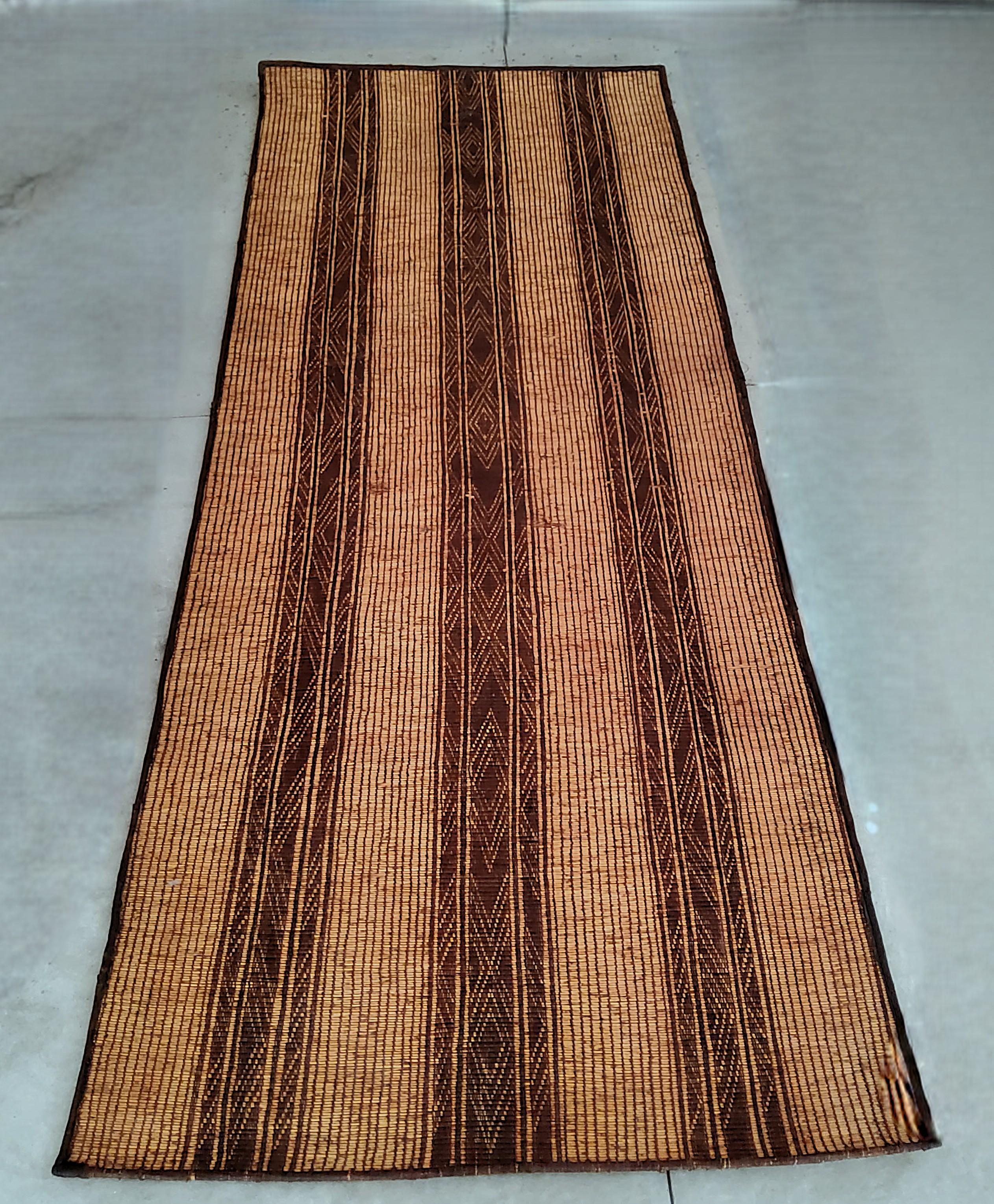 Hand-Crafted Handmade Tuareg Mat in Sahara Mauritanian Vintage Carpet in Wood and Leather For Sale
