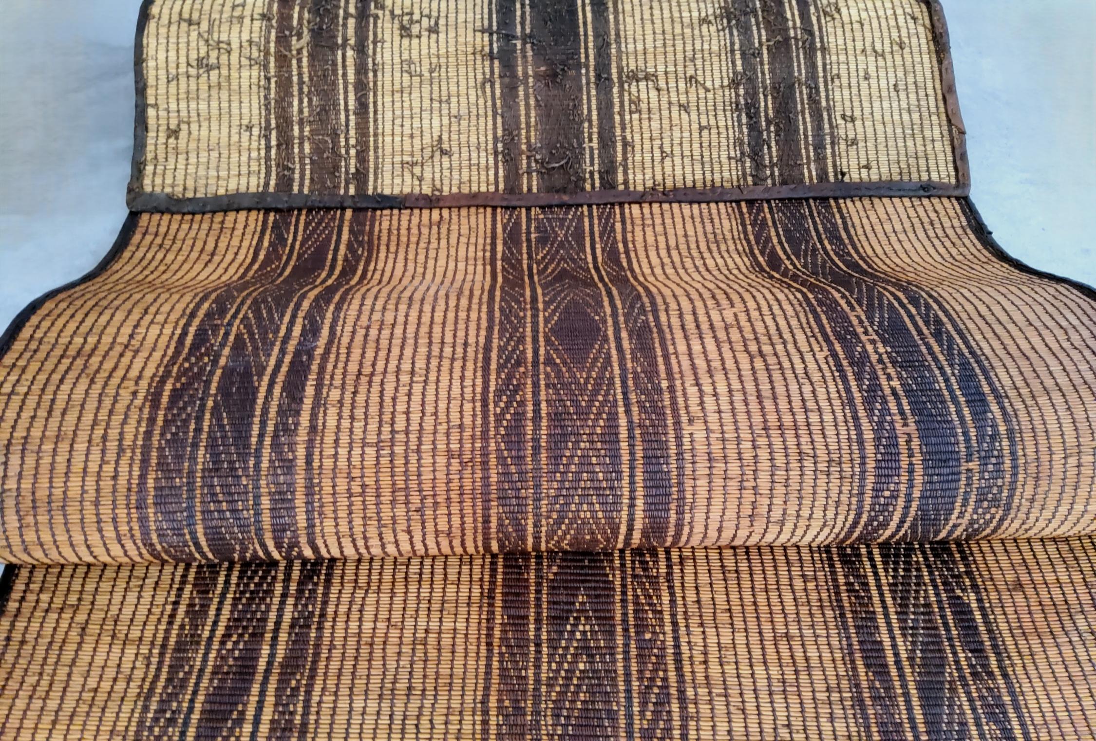 Handmade Tuareg Mat in Sahara Mauritanian Vintage Carpet in Wood and Leather In Good Condition For Sale In Loria, IT