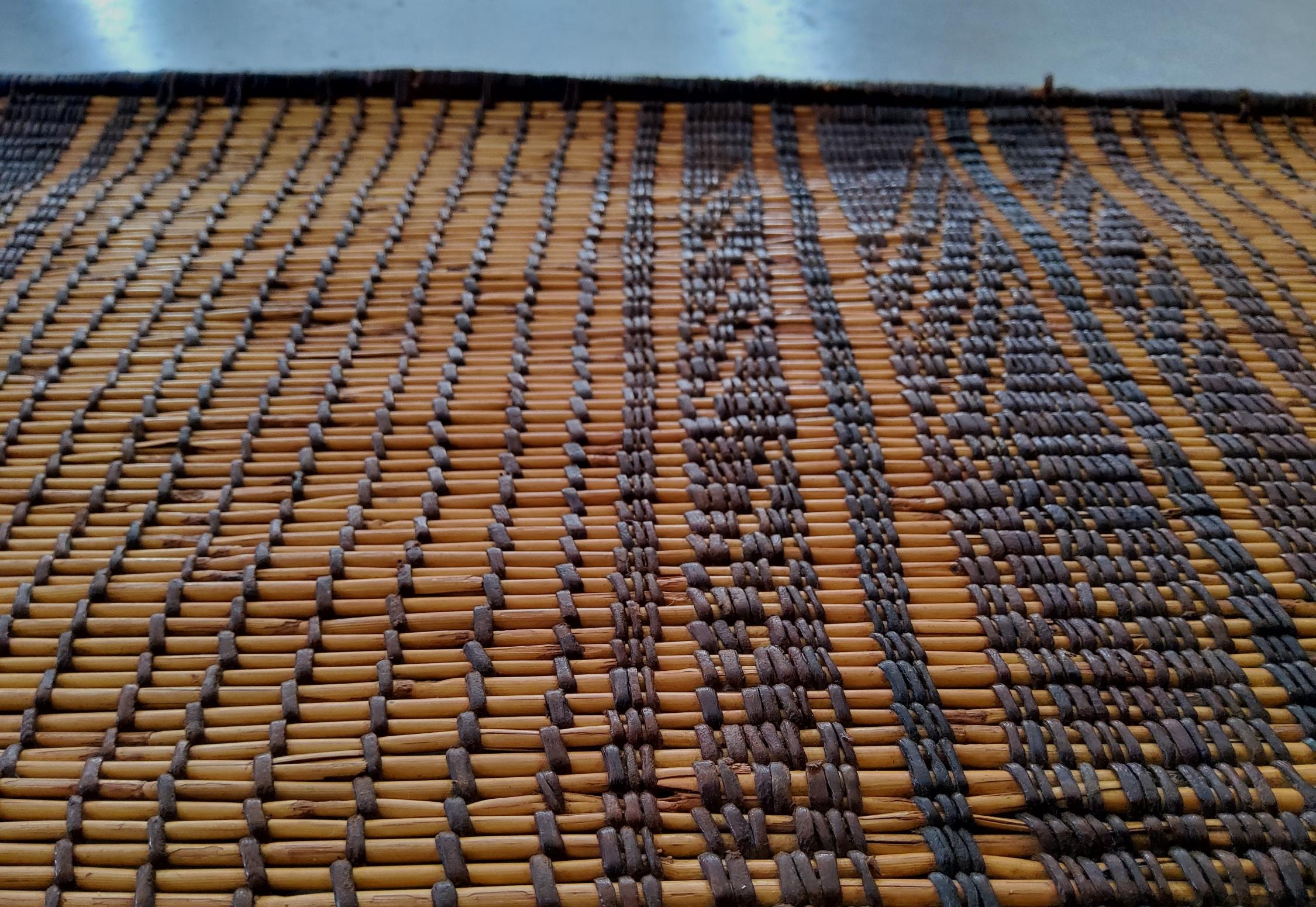 Handmade Tuareg Mat in Sahara Mauritanian Vintage Carpet in Wood and Leather For Sale 2