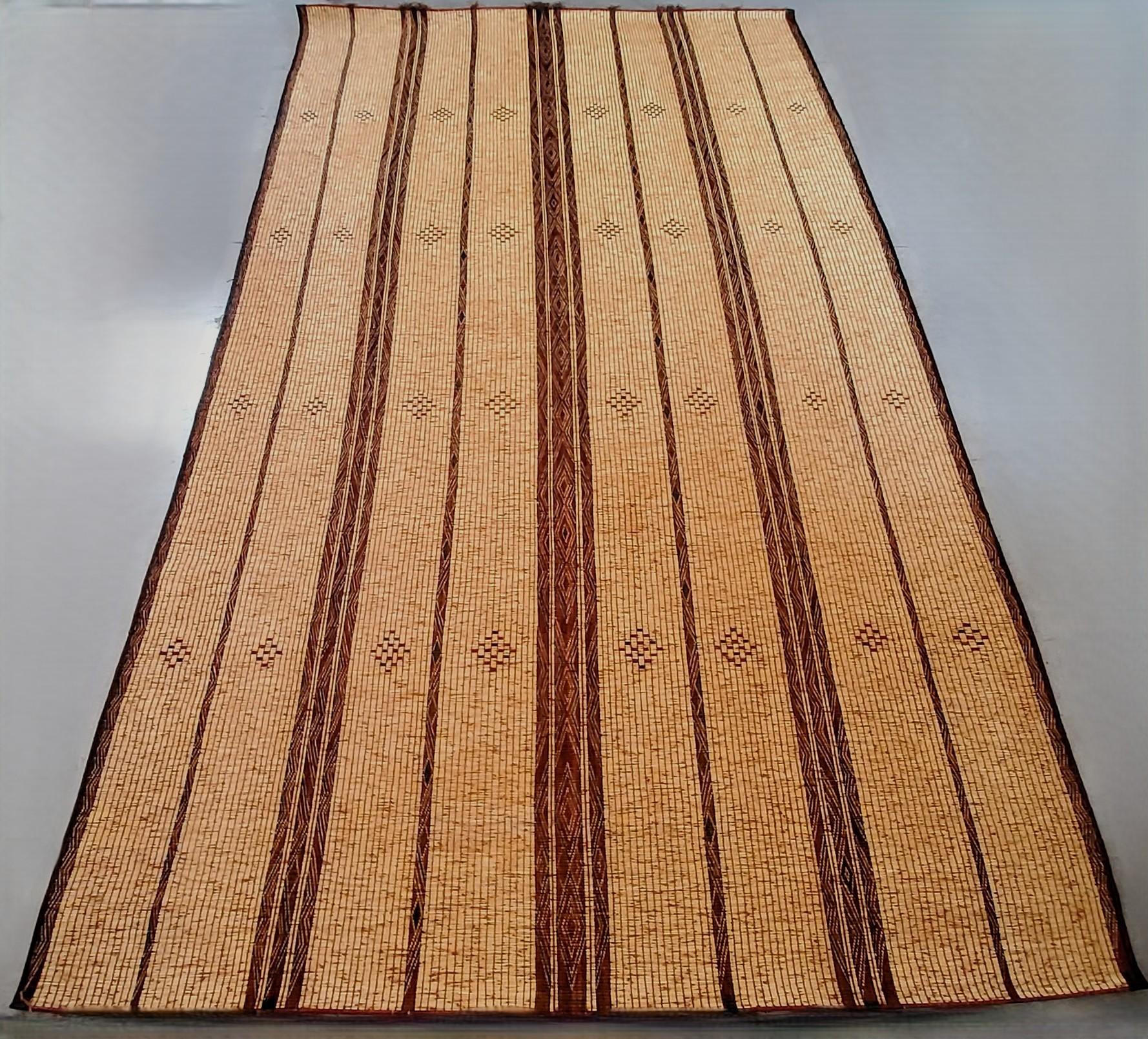 Vintage Tuareg-Matte aus der mauretanischen Sahara  in Naturholz und Leder (Sub-Saharan African) im Angebot