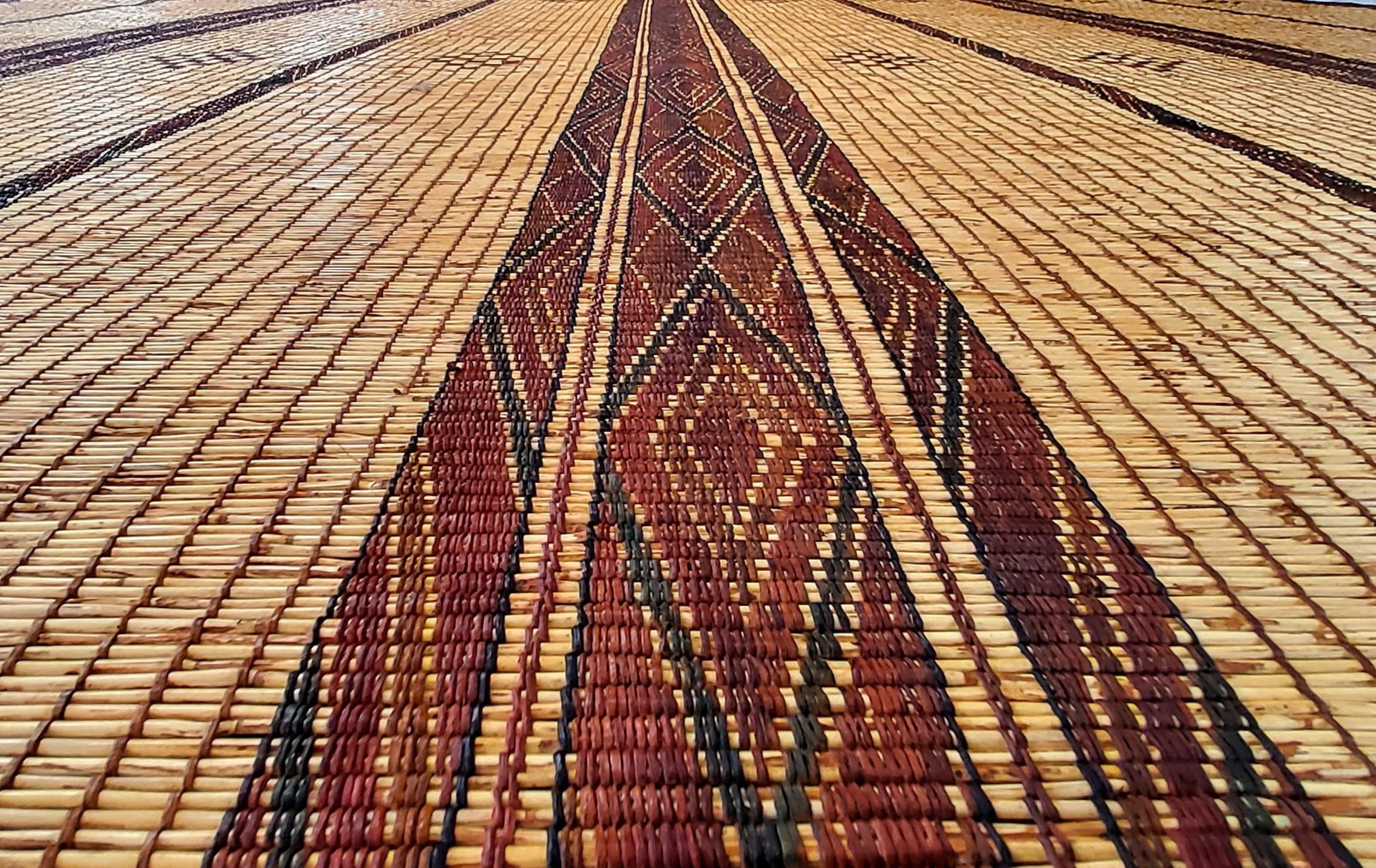 Vintage Tuareg-Matte aus der mauretanischen Sahara  in Naturholz und Leder (Handgefertigt) im Angebot