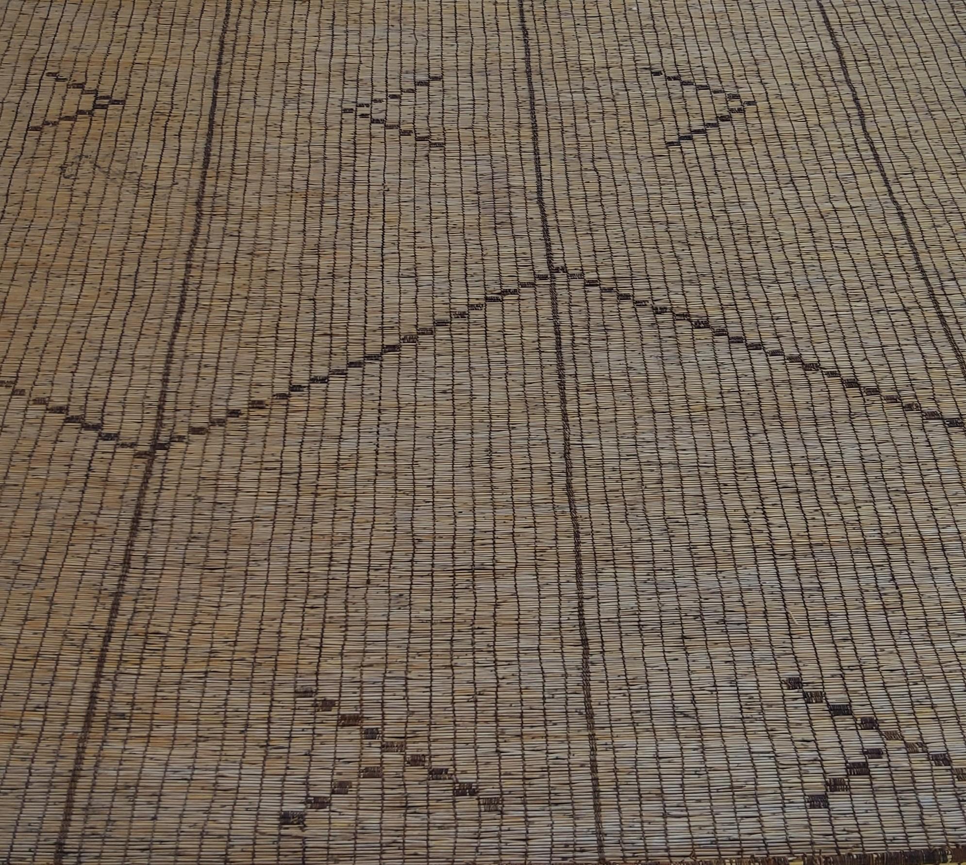 Estera Tuareg Vintage del Sáhara Mauritano en madera natural y cuero Cuero en venta