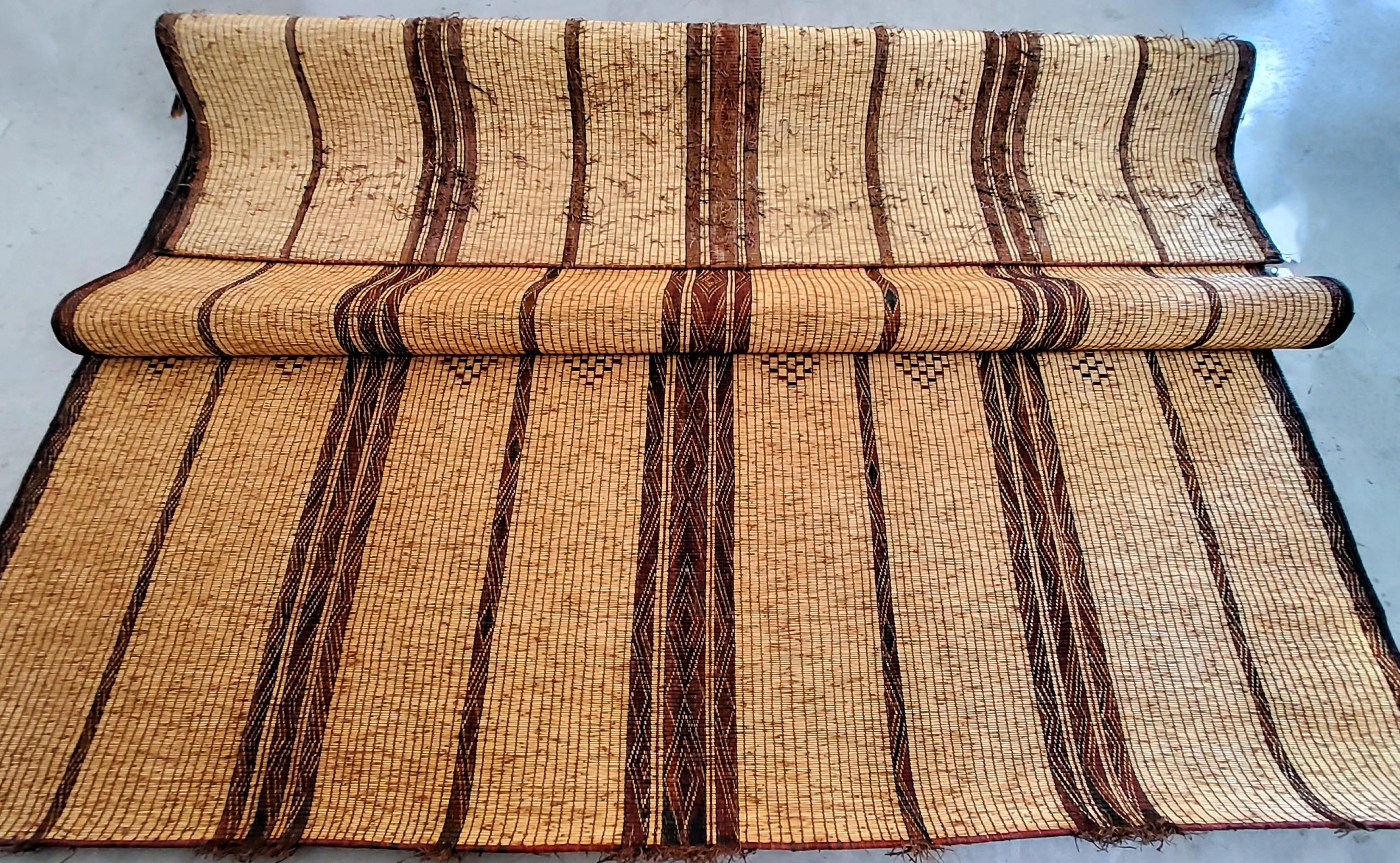 Vintage Tuareg-Matte aus der mauretanischen Sahara  in Naturholz und Leder im Zustand „Gut“ im Angebot in Loria, IT