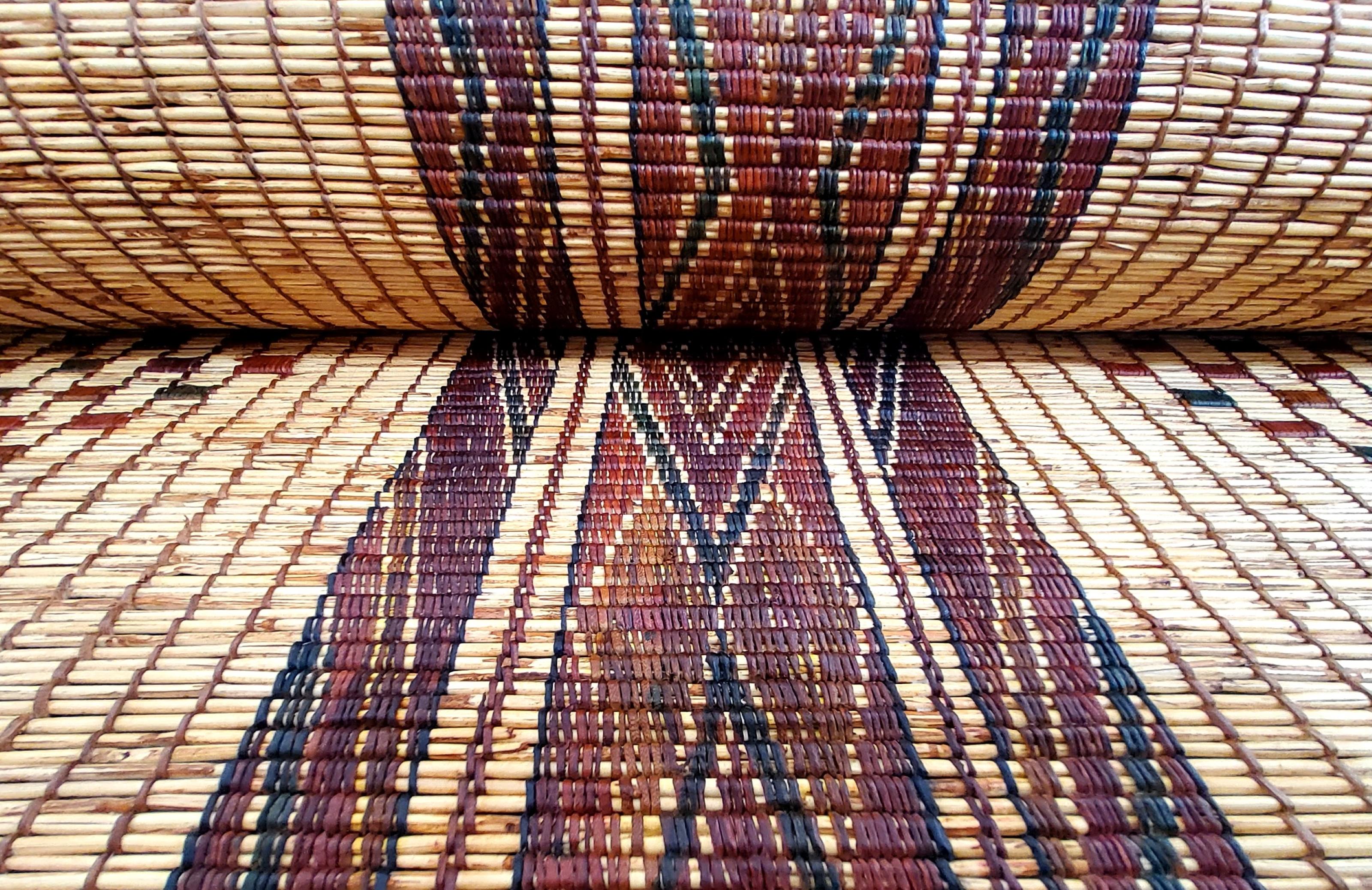 Vintage Tuareg-Matte aus der mauretanischen Sahara  in Naturholz und Leder (20th Century) im Angebot