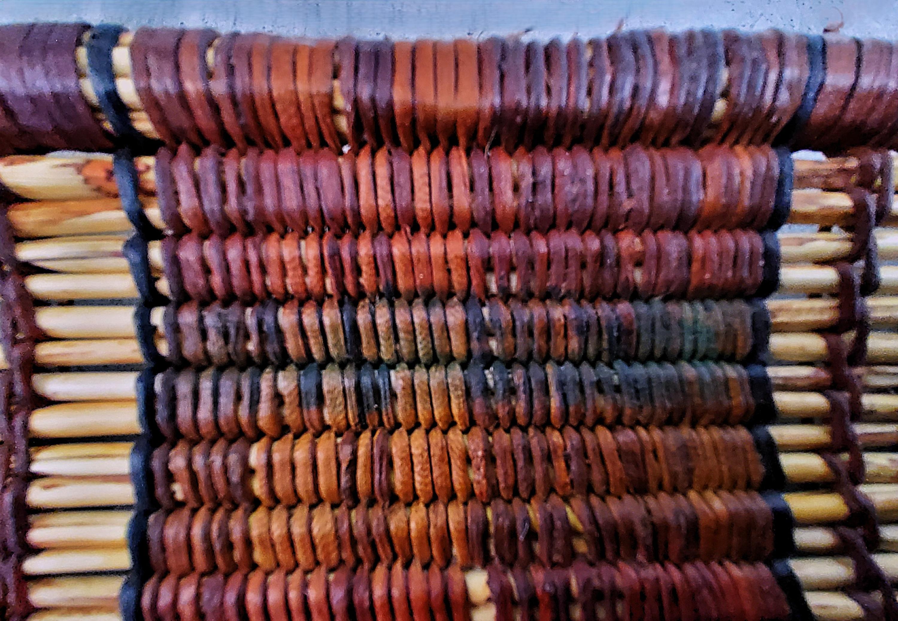 Vintage Tuareg-Matte aus der mauretanischen Sahara  in Naturholz und Leder im Angebot 3