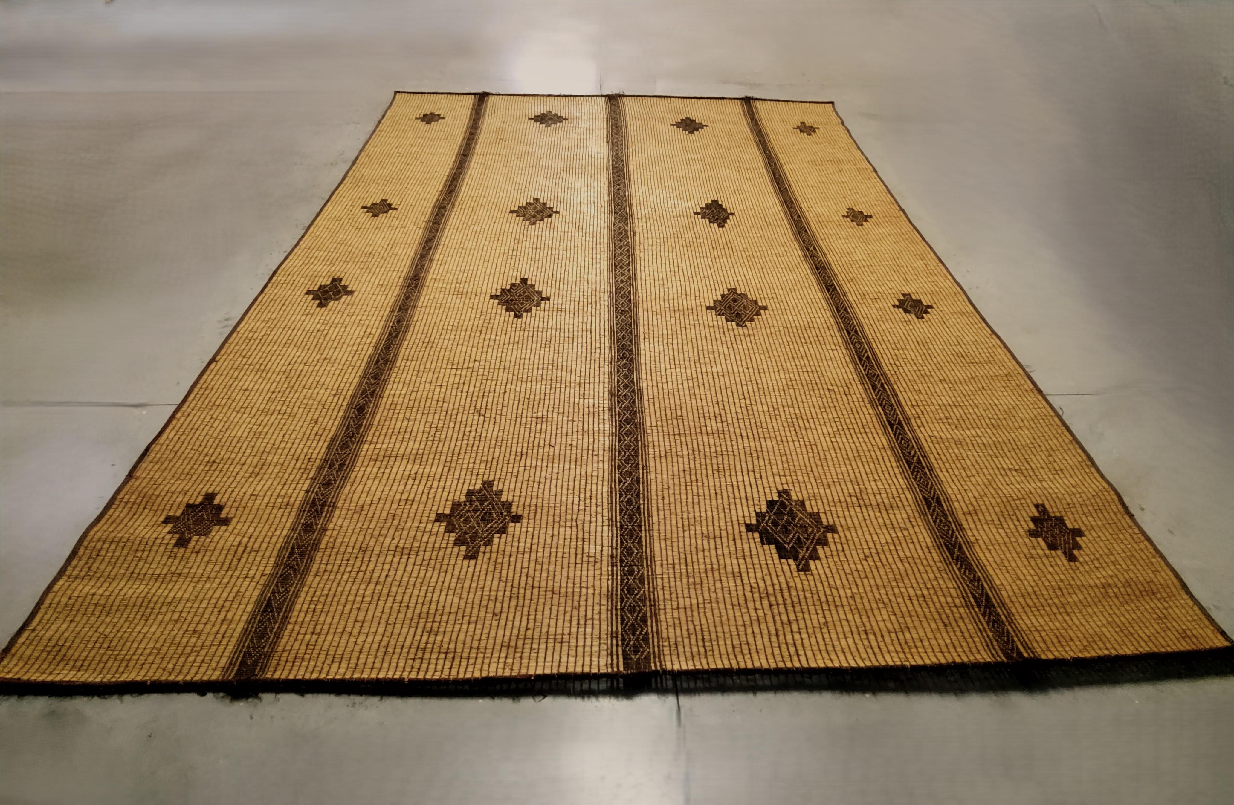 Stuoia Tuareg vintage anni '80 in Giunco e Pelle, Mauritania – 492 x 275 cm (Mauritanian) im Angebot