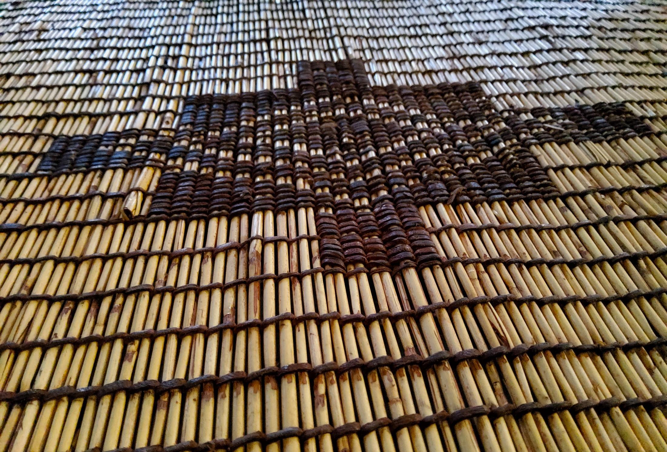 Stuoia Tuareg vintage anni '80 in Giunco e Pelle, Mauritania – 492 x 275 cm im Zustand „Gut“ im Angebot in Loria, IT
