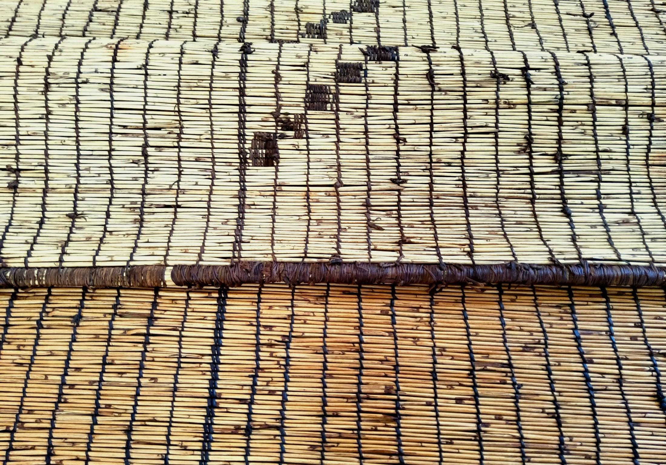 Mauritanian Tuareg mat, 1960s, handmade with reed and leather  445×200 cm In Good Condition For Sale In Loria, IT