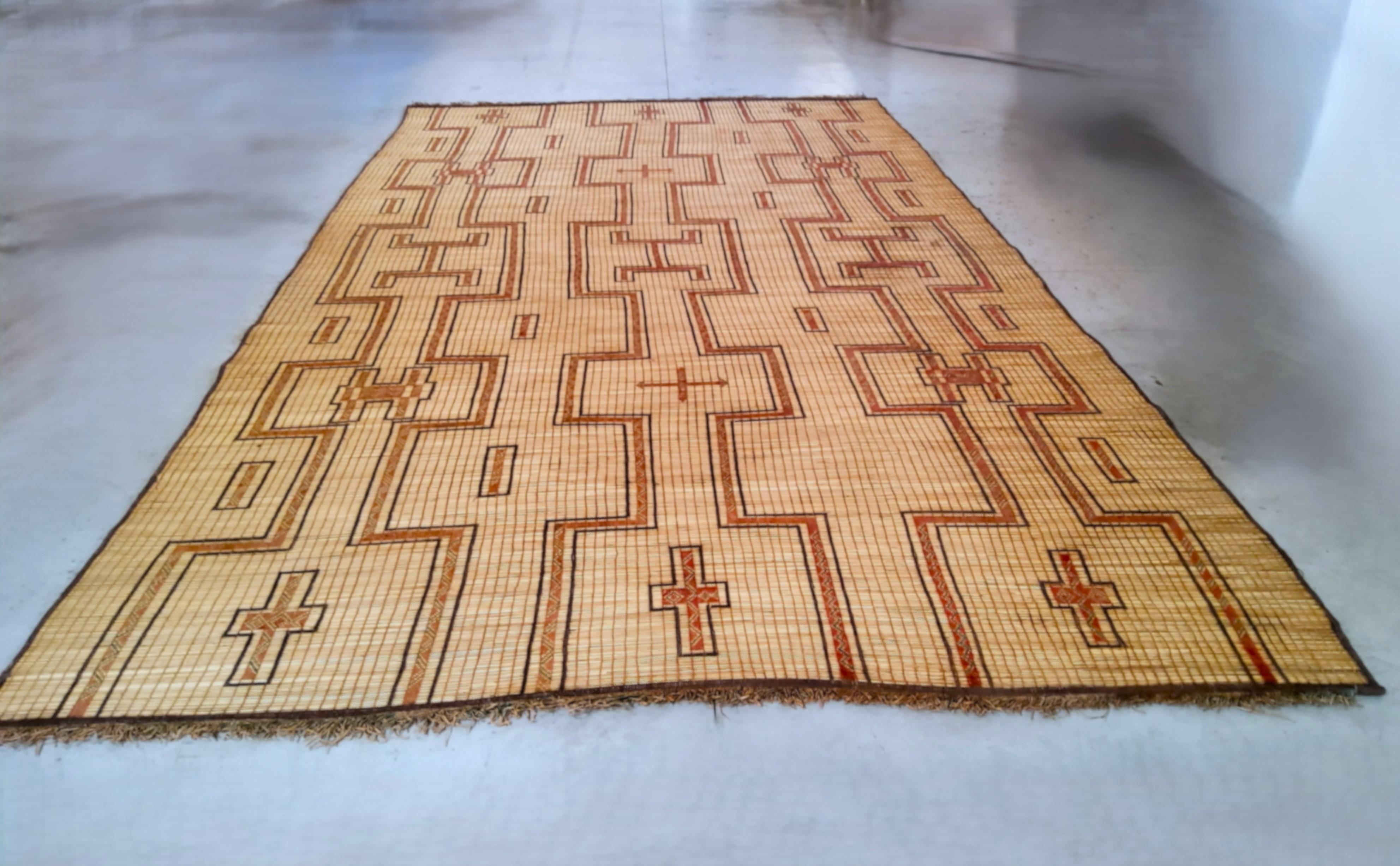 Vintage Tuareg-Matte, 1960er Jahre, handgewebtes Schilf und Holz, 540×295 cm (Sub-Saharan African) im Angebot