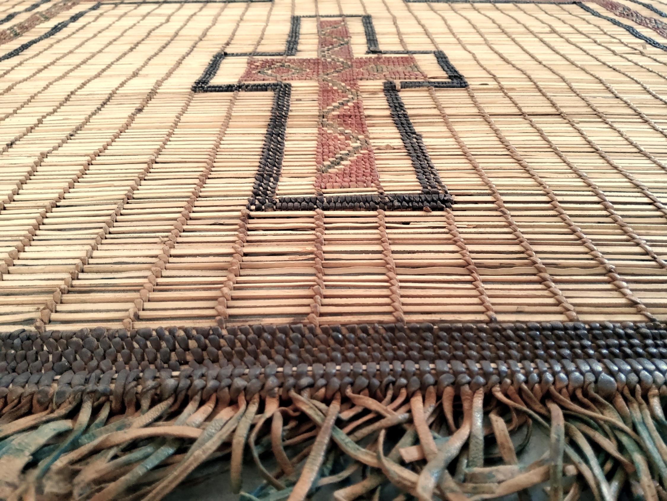 Vintage Tuareg-Matte, 1960er Jahre, handgewebtes Schilf und Holz, 540×295 cm (Handgefertigt) im Angebot
