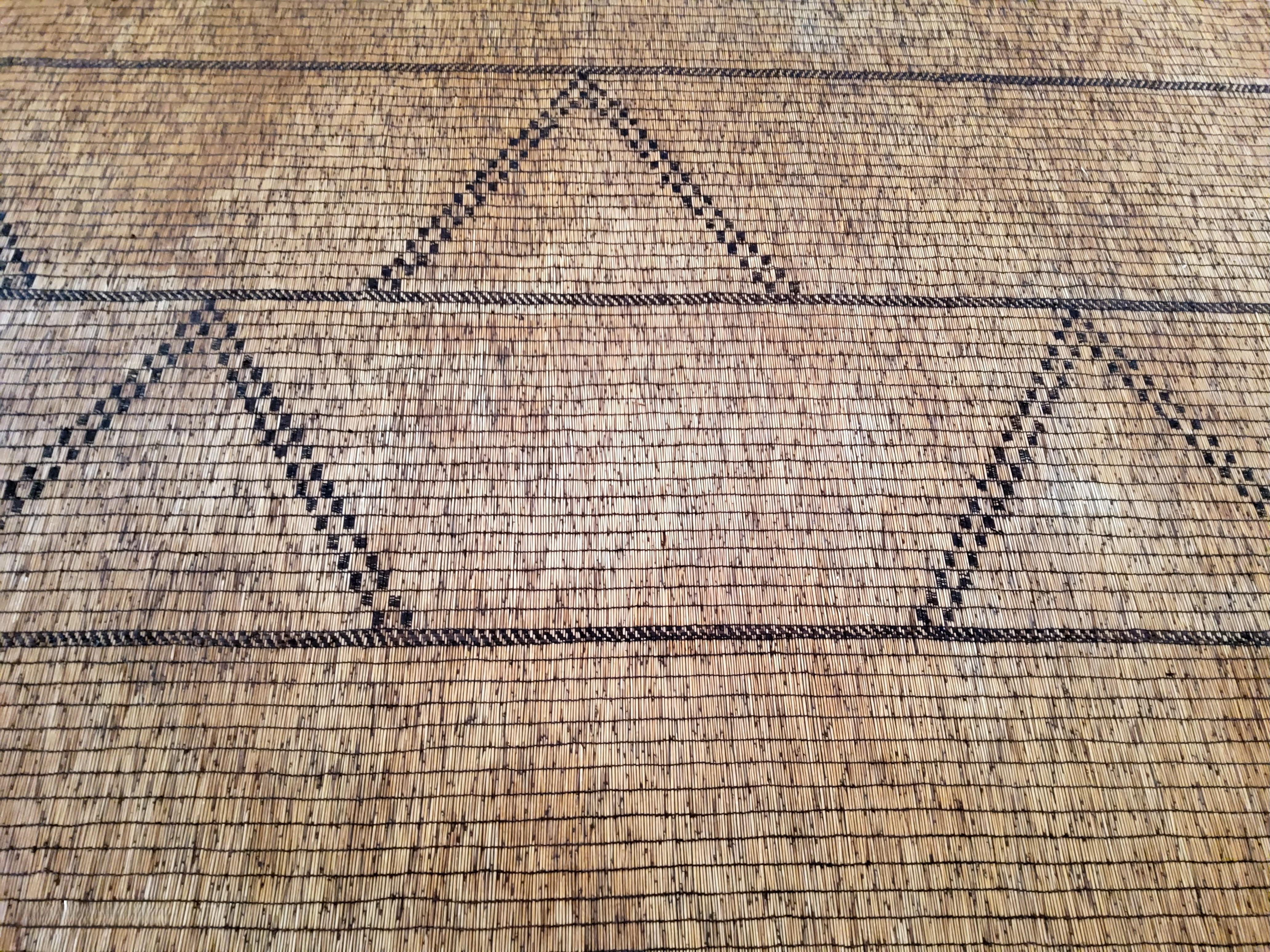 Vintage Tuareg-Matte, 1960er Jahre  Schilf und handgewebtes Leder  440×220 cm (Handgefertigt) im Angebot