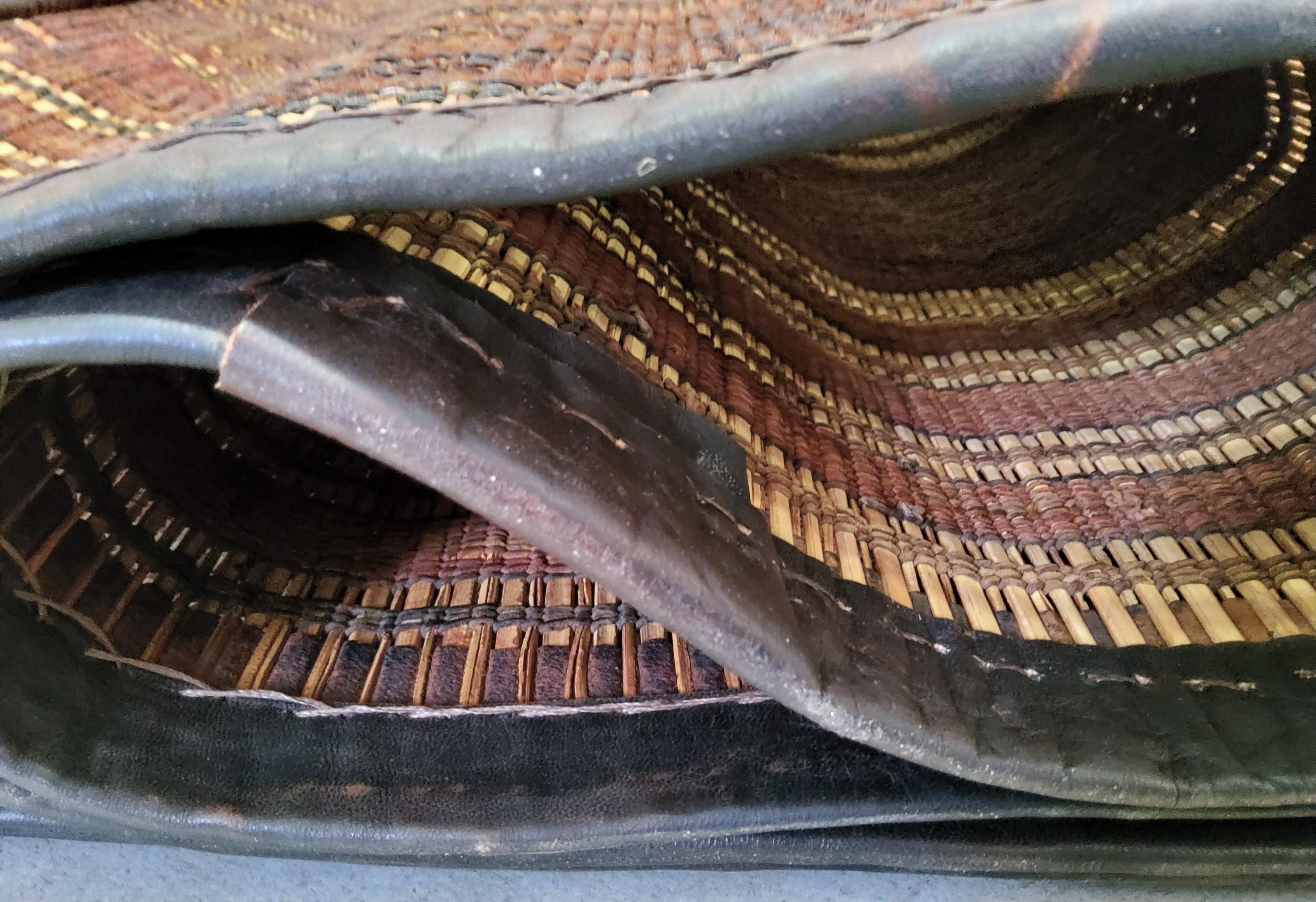 Stuoia Tuareg Vintage Anni ’60  Intreccio in Giunco e Pelle  255×164 cm For Sale 2