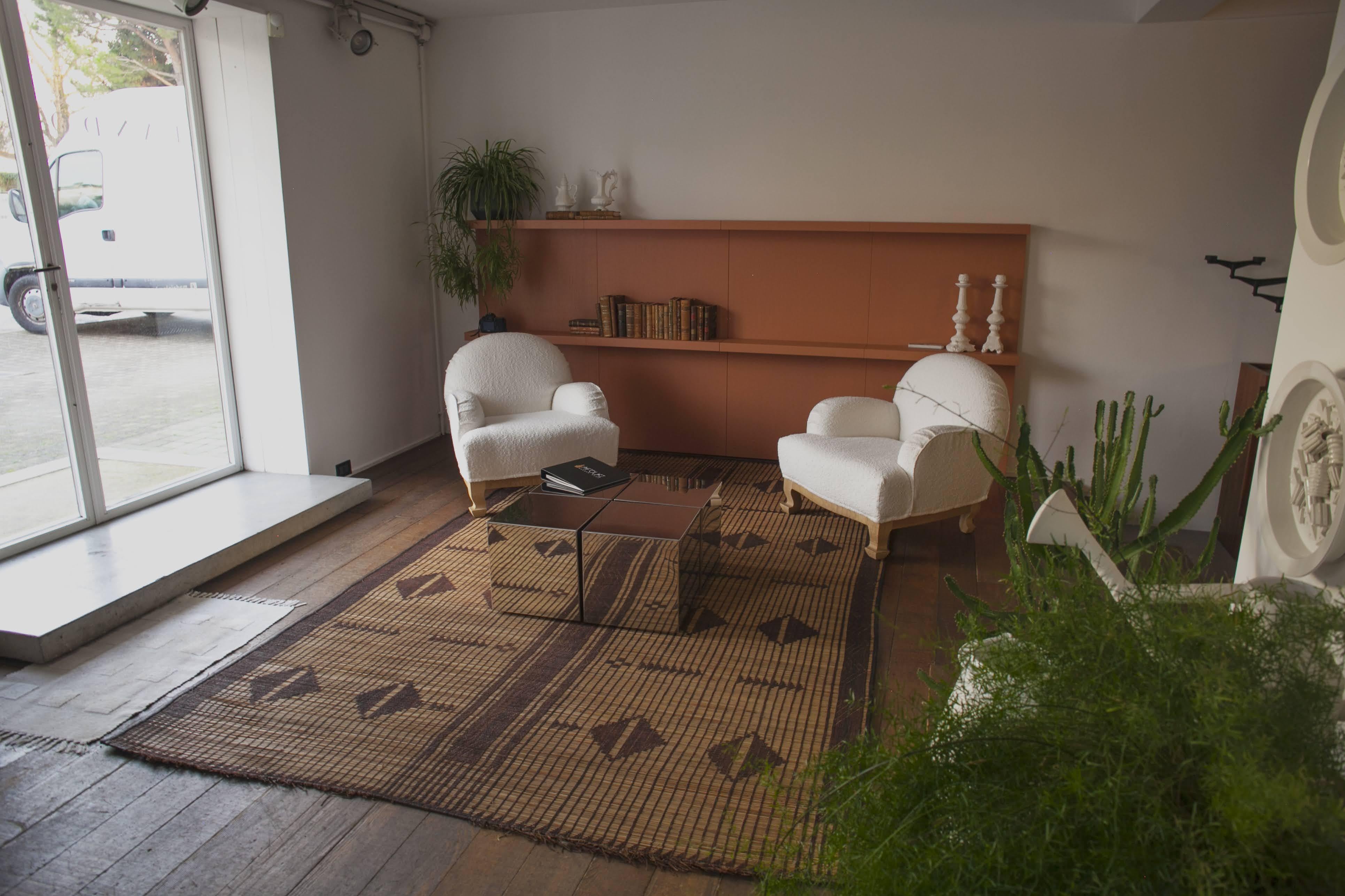 Original Tuareg-Matte, handgefertigt in den 1970er Jahren in Mauretanien. Dieses große Exemplar (360 x 197 cm) ist aus dünnen Naturholzstreifen gefertigt, die mit Lederstreifen verbunden und verflochten sind, und zwar nach traditionellen Techniken,