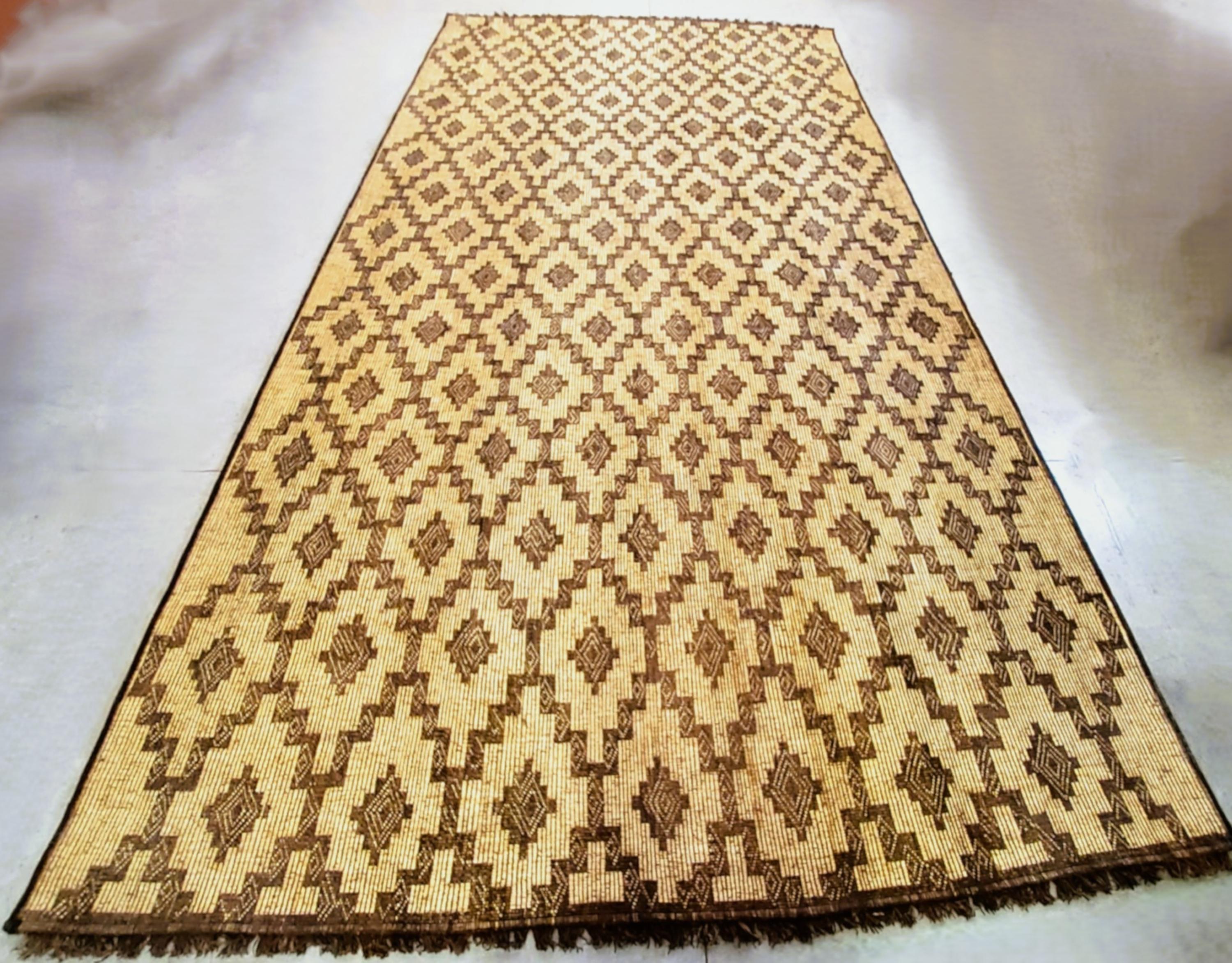 Mauritanian Stuoia Tuareg Vintage Anni ’70  Intreccio Giunco e Pelle 515x255 cm For Sale