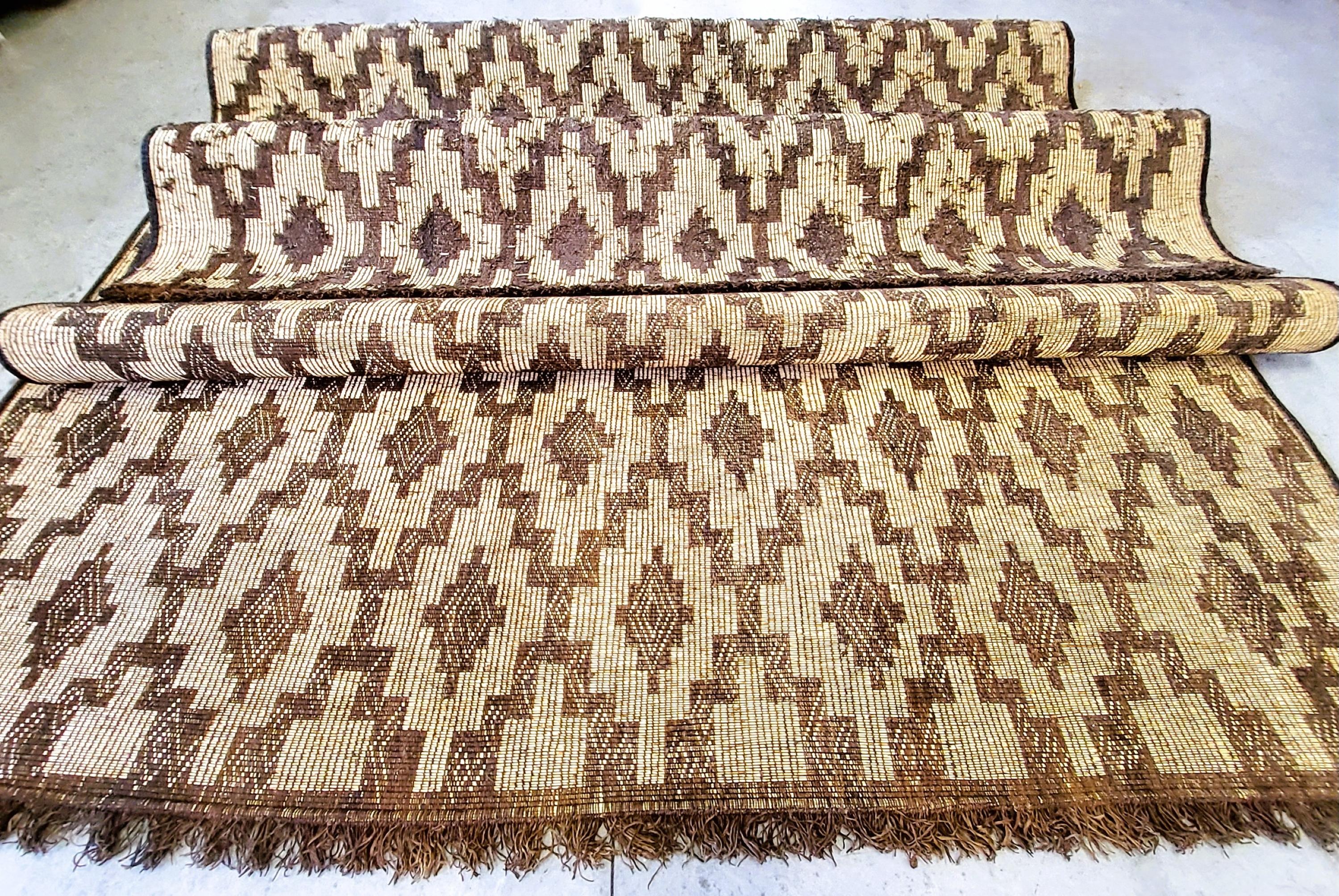Hand-Knotted Stuoia Tuareg Vintage Anni ’70  Intreccio Giunco e Pelle 515x255 cm For Sale