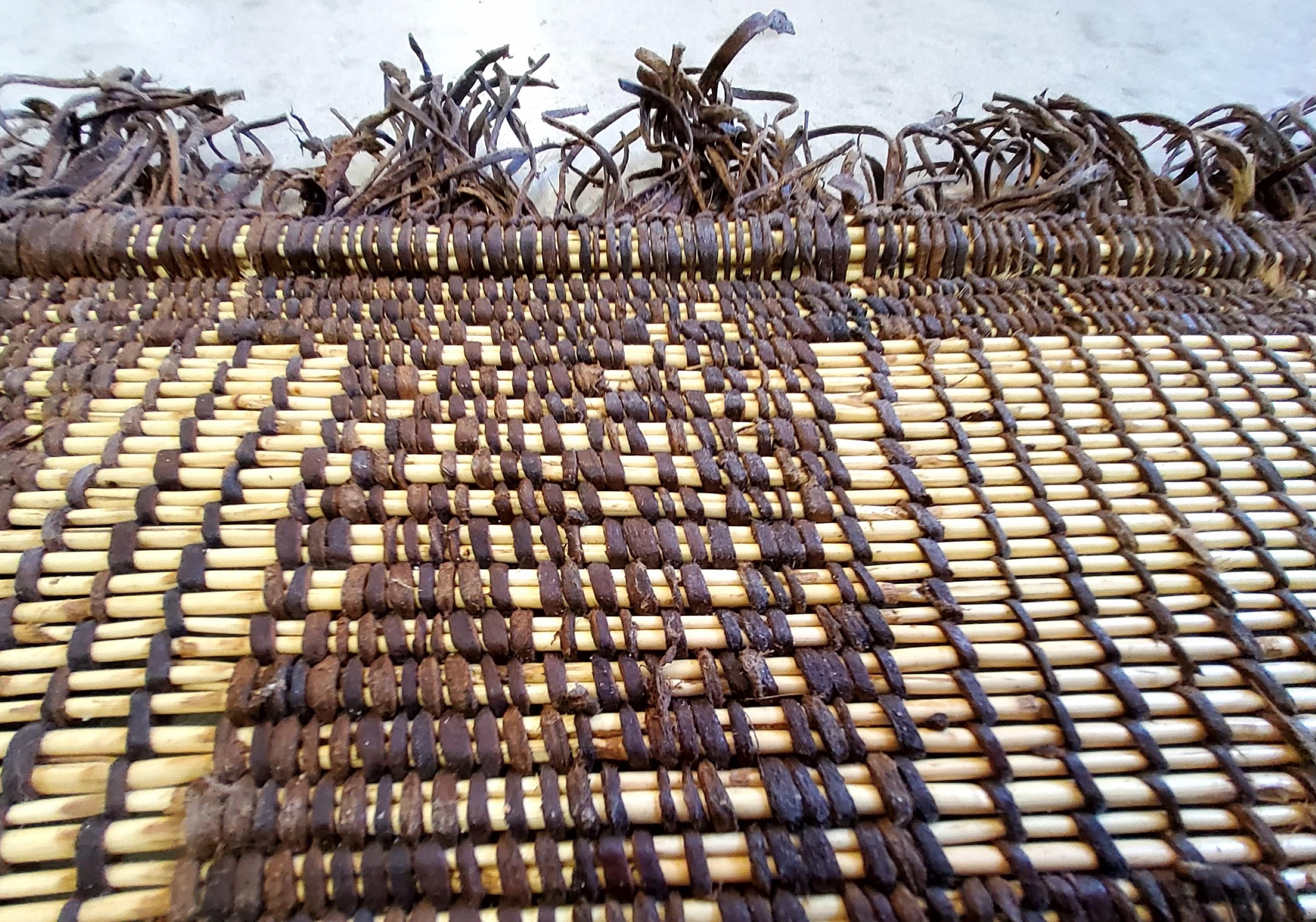 Leather Stuoia Tuareg Vintage Anni ’70  Intreccio Giunco e Pelle 515x255 cm For Sale