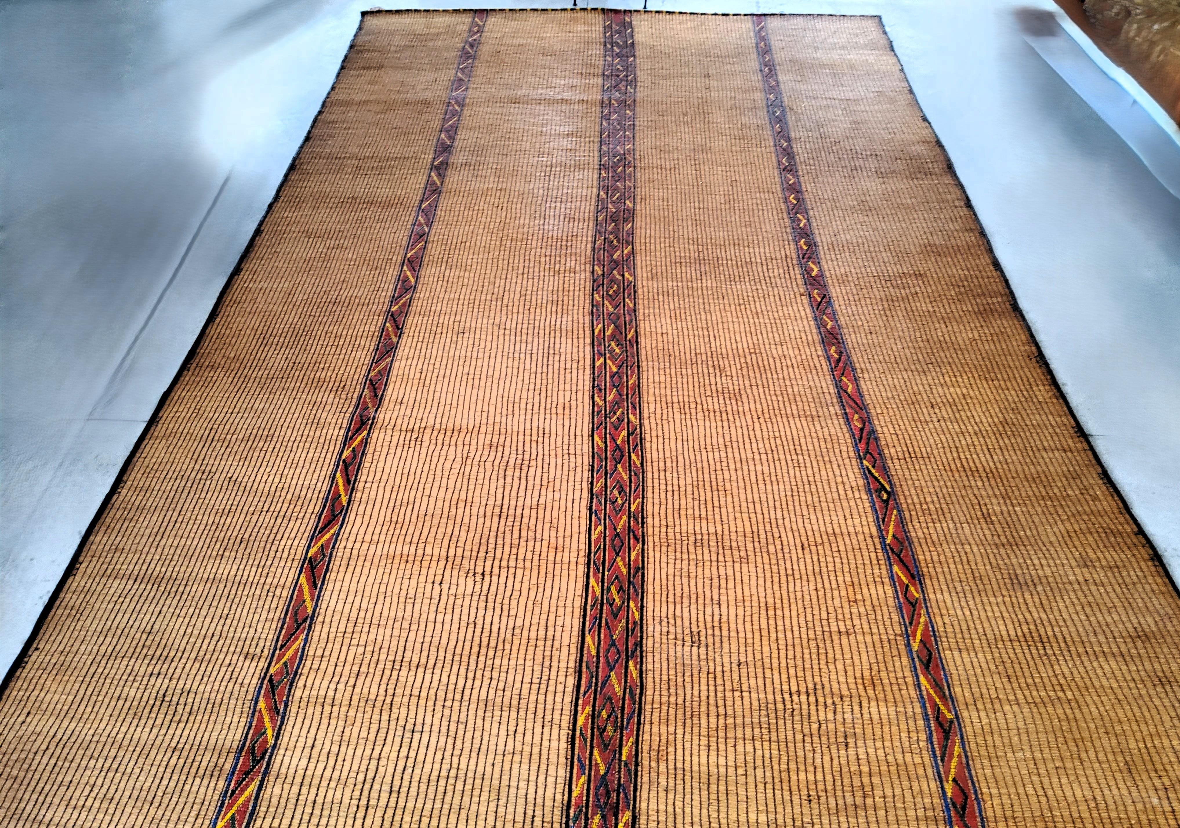 Tuareg-Matte  Vintage Berber Mauretanien Naturholz und Leder Kunsthandwerk (Stammeskunst) im Angebot