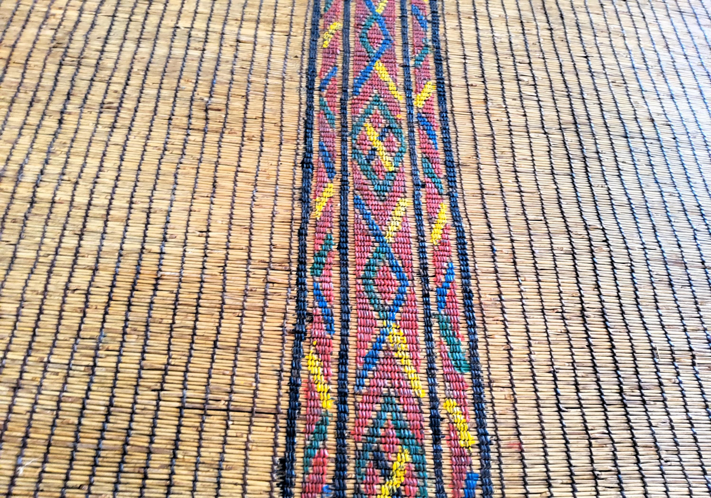 Tuareg-Matte  Vintage Berber Mauretanien Naturholz und Leder Kunsthandwerk (Mauritanian) im Angebot