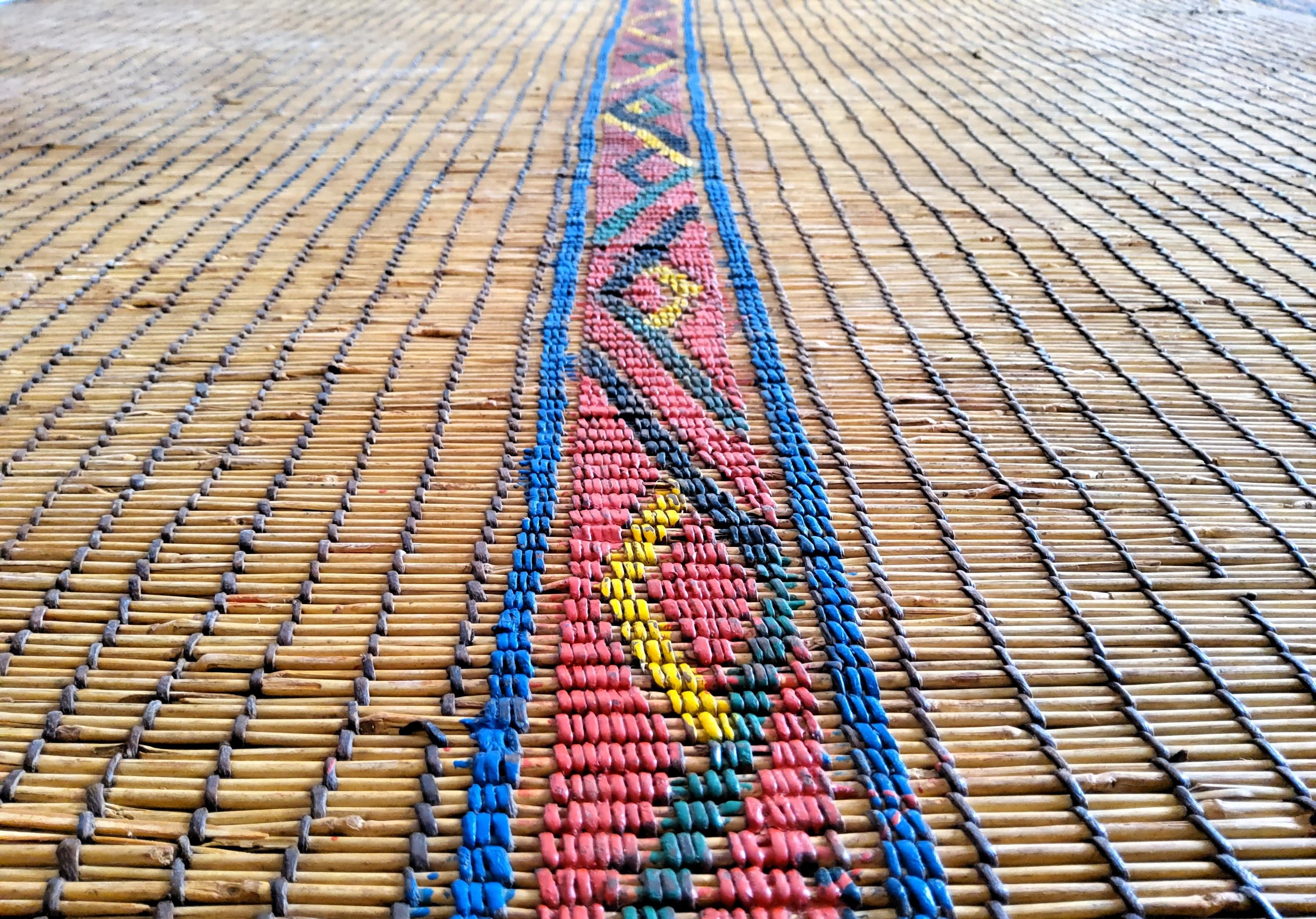 Tuareg-Matte  Vintage Berber Mauretanien Naturholz und Leder Kunsthandwerk (Handgeknüpft) im Angebot
