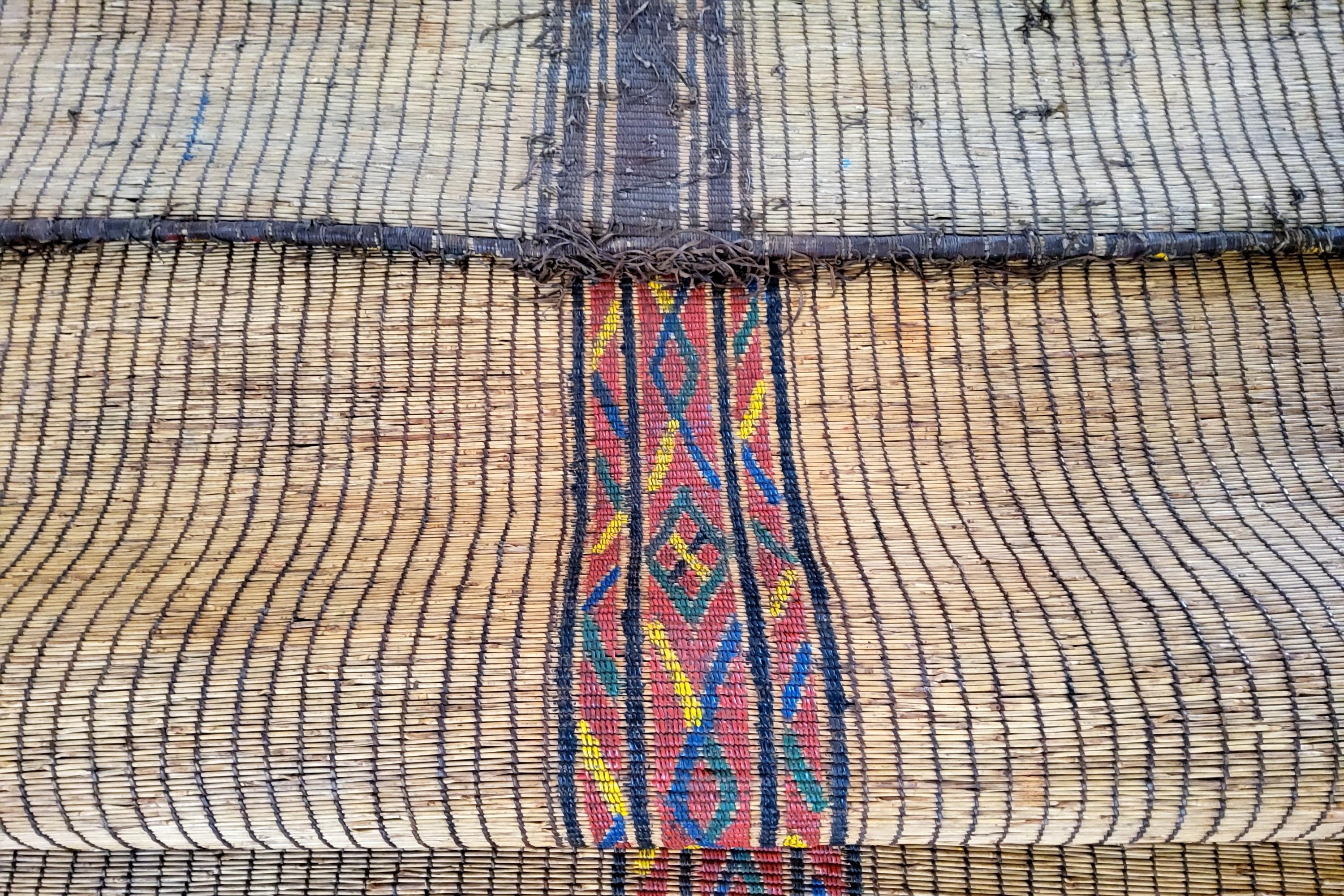 Tuareg-Matte  Vintage Berber Mauretanien Naturholz und Leder Kunsthandwerk (20th Century) im Angebot